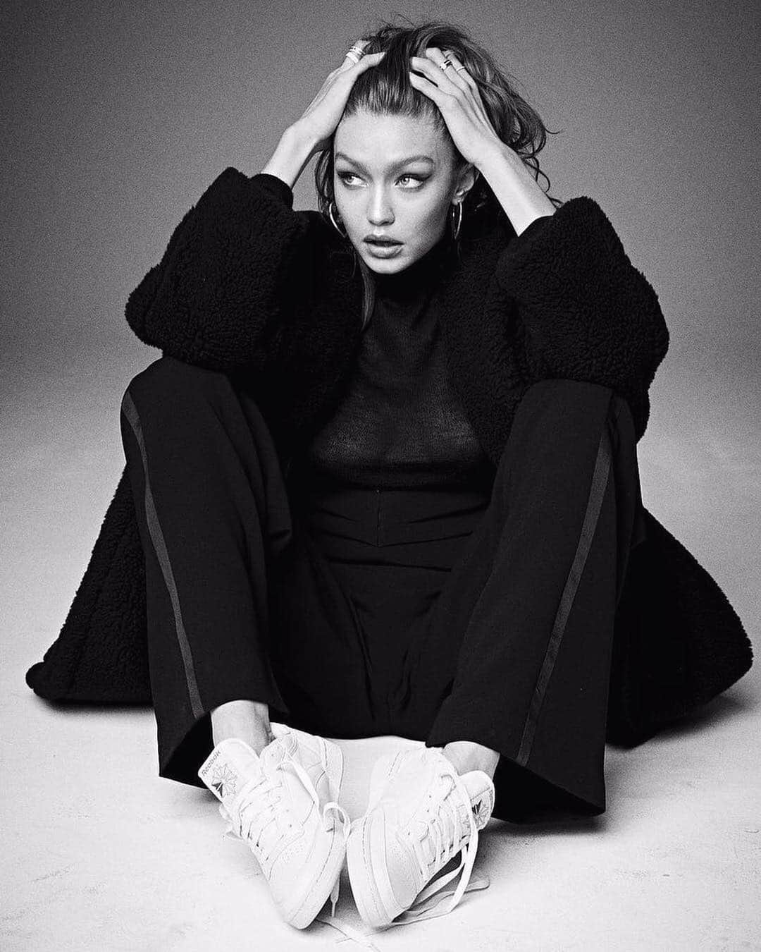 ジジ・ハディッドさんのインスタグラム写真 - (ジジ・ハディッドInstagram)「🌪 @voguekorea unpublished unretouched @henriquegendre ♡ 2017」10月6日 4時31分 - gigihadid