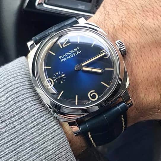 パネライのインスタグラム：「The new #Panerai #PAM932 1940’s 47mm Radiomir in the flesh.  That gradient sunburst dial is 😲😍😍😲. Contrary to the initial press pictures the hands are actually steel instead of gold.  I think the gold would have been a beautiful contrast with it but not going to complain to much.  This piece is part of the 5 new blue dials known as the “Mediterraneo” series. What do you guys think? Pic by @paneristi_sweden #PaneraiCentral」