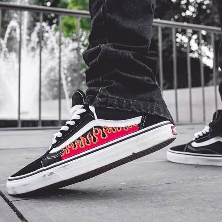 Vans Fan Pageのインスタグラム：「Thoughts on these custom #vans? 🤔 [📸: @frecustoms]」
