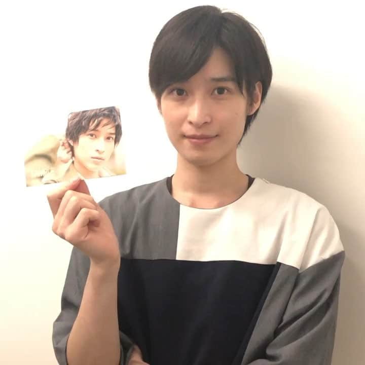 のインスタグラム：「* 写真集「ただいま。」、 10日の発売が近づいてきました。  函館ロケの思い出を語る “八幡坂”本奨悟 編集長🚃🦀。 * amazonをはじめ、 各ご予約特典にもご注目を。 #阪本奨悟 #阪本奨悟写真集ただいま #shogosakamoto #10月14日のイベントにも #みなさまぜひお越し下さい #サイン会とひと言ボイス特典 #お楽しみに」
