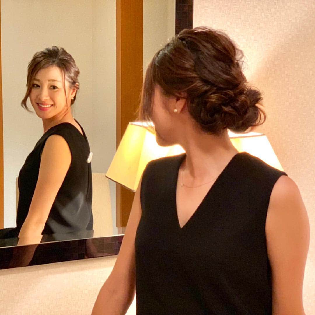 杉下理世のインスタグラム：「お久しぶりです❣️ 気づけばあっと言う間に１ヶ月が経過していました…🤭 先日、友達の結婚式に参列してきました♡ そのときのヘア👱🏼‍♀️ 仲良しのさくちゃん @chobii_sakurai.r にお願いしました❣️ 手早く可愛く仕上げてくれて、さすが👏 #ヘアアレンジ #結婚式ヘア #結婚式ヘアアレンジ #hair #chobii」
