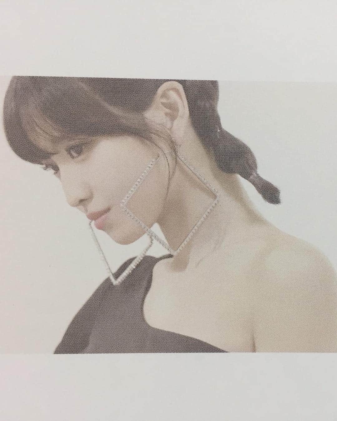 モモさんのインスタグラム写真 - (モモInstagram)「♡ [Scans] #모모 - 181006 BDZ Making Book Scans  #트와이스 #모모 #平井もも #もも #TWICE © reitwice2」10月6日 21時10分 - momojype