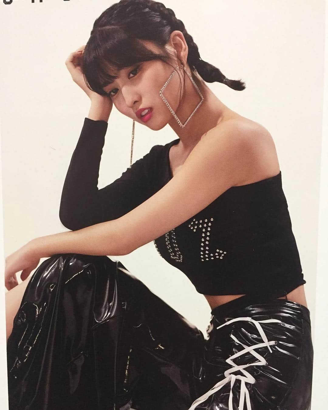 モモさんのインスタグラム写真 - (モモInstagram)「♡ [Scans] #모모 - 181006 BDZ Making Book Scans  #트와이스 #모모 #平井もも #もも #TWICE © reitwice2」10月6日 21時10分 - momojype