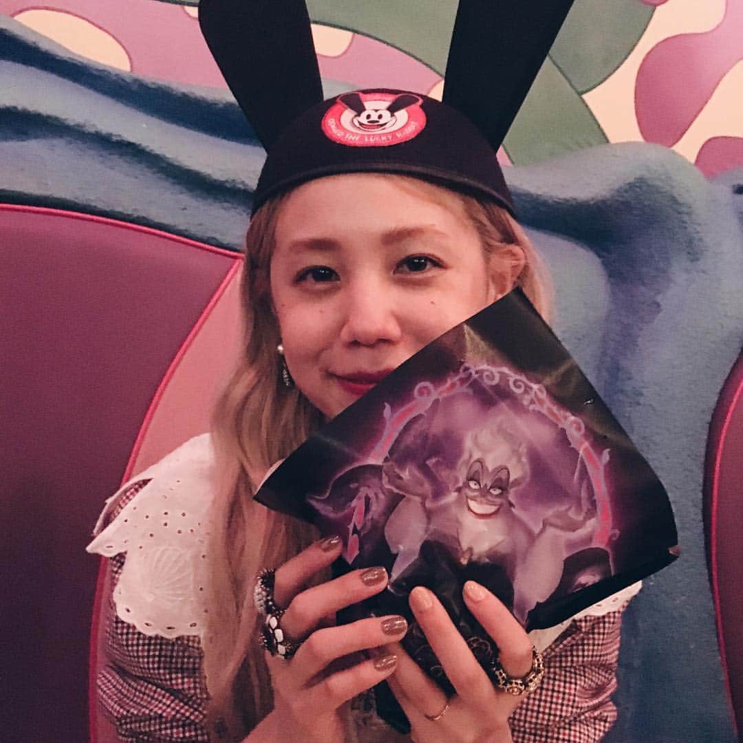 のインスタグラム：「. . 30歳にしてディズニーシーデビューしましたが、楽しくてどうしようかと思いました。もっと早く行けばよかったのに、、今までの私に腹が立っています。 @hkdental.jp のじゅんなさんとかれんさんとはるさんと👩‍👩‍👧‍👧（ちょうど一年前にも4人でランドに行きました、この時はなんと10年ぶりくらいのランドだった、、またご一緒できて本当に本当に幸せでした🐭❤️） 入った瞬間にミッキーがいて、感動しました🐭 楽しいし美味しいものたくさんあるしあぁ幸せだった。 はるさんが可愛くて可愛くてカメラロールがはるさんだらけになりました。😭❤️妖精のようだった、、 この日はシーだったので、eiπeの海の生き物のブラウスにマダマダのチェックワンピース重ねていました👻この組み合わせ大好き🌿見えないけどおばけちゃんポシェットしてたよ。 月に一回くらい行きたい気持ち🐭魔法にかかったのかも🌈 楽しすぎて書きたいことも載せたい写真もパンクしてしまっています🤷‍♀️ . . 全然関係ないですが @madder_madder に新作入荷しました、見てね〜🌿 #tokyodisneysea」