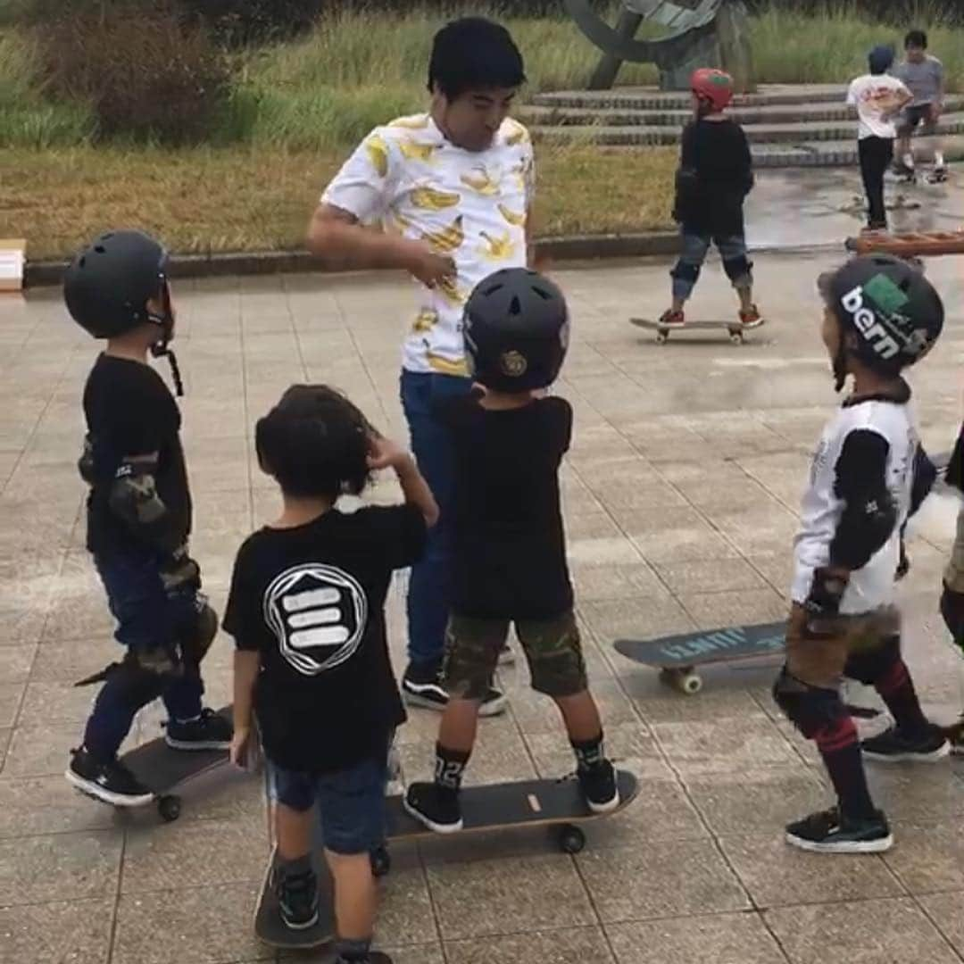 蛭川 慎太郎さんのインスタグラム写真 - (蛭川 慎太郎Instagram)「今日のスケボーお仕事、一時は雨でどうなるかと思ったけどめちゃめちゃ楽しかったー！✨ そして！ 第1回スケートボード大会inへきなんオーバー30の部を優勝しちゃいました！！！ 中学生からスケボーしててよかったぁああ！！！ 賞品としてnomad skateboardsのかっちょいいジャケットとGRIZZLYのデッキテープと  なななんと！！ Premium  SkateboardsのAKIRA MATSUKANEのシグネチャーデッキをGET！！！ 嬉しすぎるっ！！！ これでMr.MATSUKANEのようにマニュアルマスターや！！！ #スケートボード #スケボー #sk8 #skateboarding #premiumskateboards  #nomadskateboards  #grizzlygriptape #碧南スケートボード大会  #13mind #西三河スケートボード愛好会」10月6日 22時15分 - hirukawa_holdings