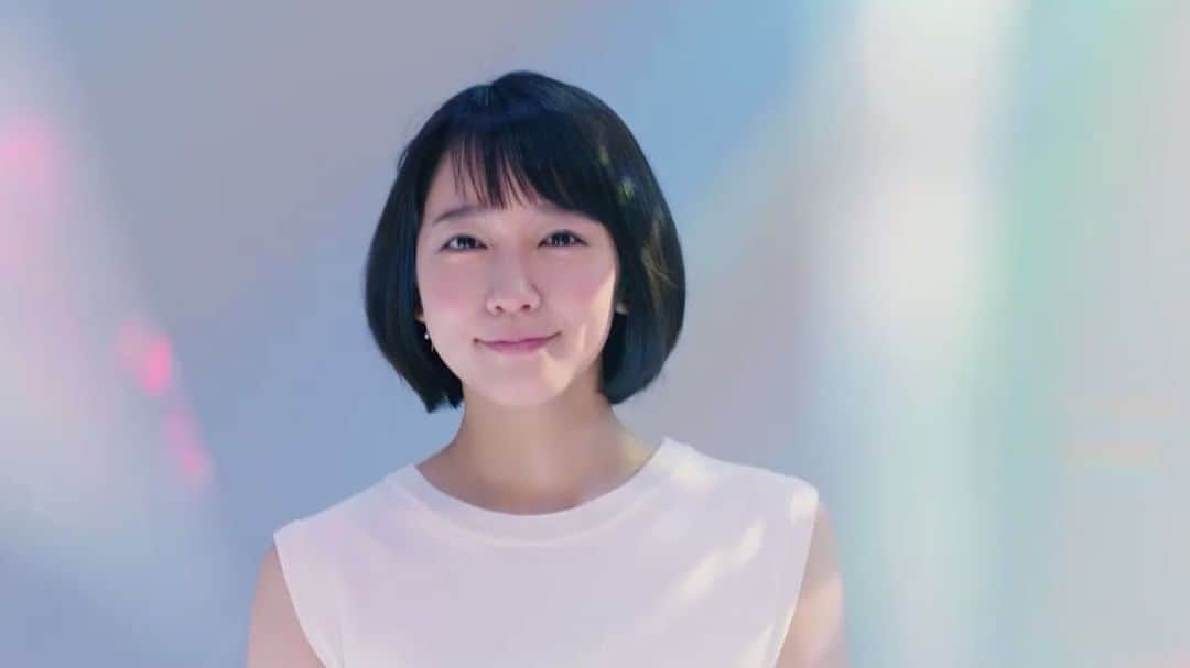 吉岡里帆（マネージャー）のインスタグラム：「. 🌈DIC CM🌈 . 「世界を彩りで変えていく。」 . #dic」
