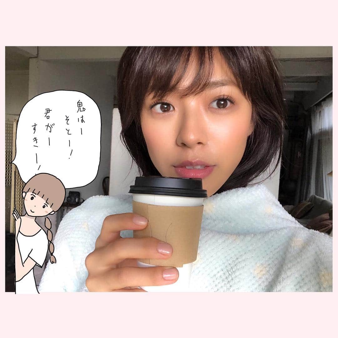 わちみなみのインスタグラム：「昨日の撮影のとき✌️ ガウンを表裏逆にしていつもきています。 後ろに編集さんがうつってしまったので、スタンプで失礼しました😂💕 #わちみなみ #vocest #voce #coffee #コーヒー #だいすき」