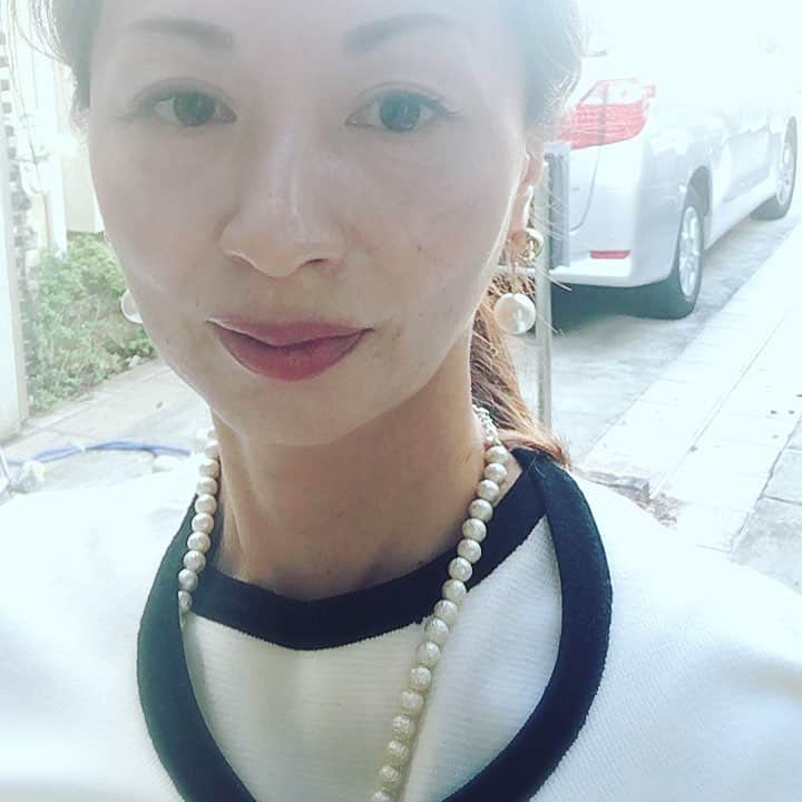 佐藤真理子のインスタグラム：「最近、お気に入りのツインニット&コットンパール  #アラフィフ #アラフィフコーデ  #アラフィフファッション #アラフィフ女子 #アラフィフモデル  #コットンパール #ツインニット #シャネル風 #シャネル #chanel #pearl #秋コーデ #美活 #大人コーデ #ピアスコーデ  #アンチエイジング #エイジング #fashionista #fashionblogger  #antiaging」