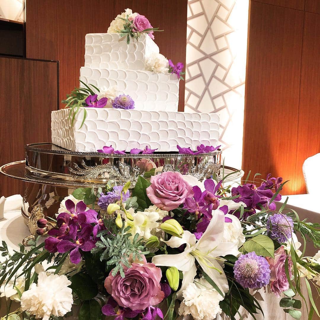 ANA クラウンプラザホテル大阪 ブライダルプロデュースのインスタグラム：「パープルコーディネート💐 * #wedding#bridal#osaka#hotel#hotelwedding#weddingparty#weddingphoto#dress#anacrowneplaza #大阪#結婚式#披露宴#卒花嫁#プレ花嫁#コーディネート#ウェディングレポ#ウエディングケーキ#ファーストバイト#ANAクラウンプラザホテル大阪  #ANA_CROWN_PLAZA_PHOTO #ANA_CROWN_PLAZA_WEDDING」