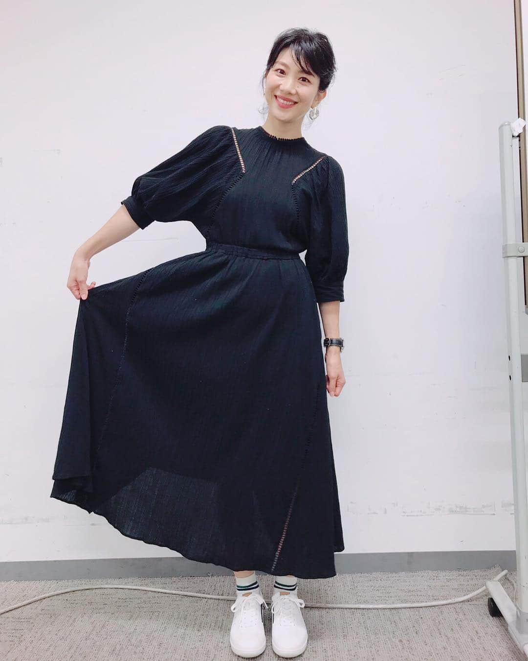 潮田玲子さんのインスタグラム写真 - (潮田玲子Instagram)「本日の私服衣装は @etretokyo のワンピースで。 白のスニーカーがテーマだったので黒のワンピースでモノトーンスタイルにしました😍 最近は髪も伸びてアレンジもできるようになり今までとは違った雰囲気でまたお洋服も楽しめるので嬉しいです😍💓 #ワンピース #etretokyo #私服衣装 #イベントにて #スニーカーコーデ」10月6日 17時32分 - reikoshiota_official