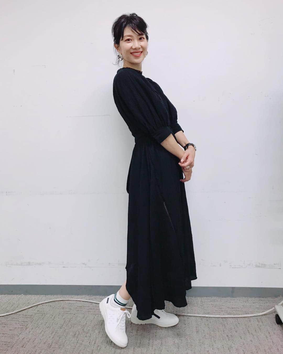 潮田玲子さんのインスタグラム写真 - (潮田玲子Instagram)「本日の私服衣装は @etretokyo のワンピースで。 白のスニーカーがテーマだったので黒のワンピースでモノトーンスタイルにしました😍 最近は髪も伸びてアレンジもできるようになり今までとは違った雰囲気でまたお洋服も楽しめるので嬉しいです😍💓 #ワンピース #etretokyo #私服衣装 #イベントにて #スニーカーコーデ」10月6日 17時32分 - reikoshiota_official