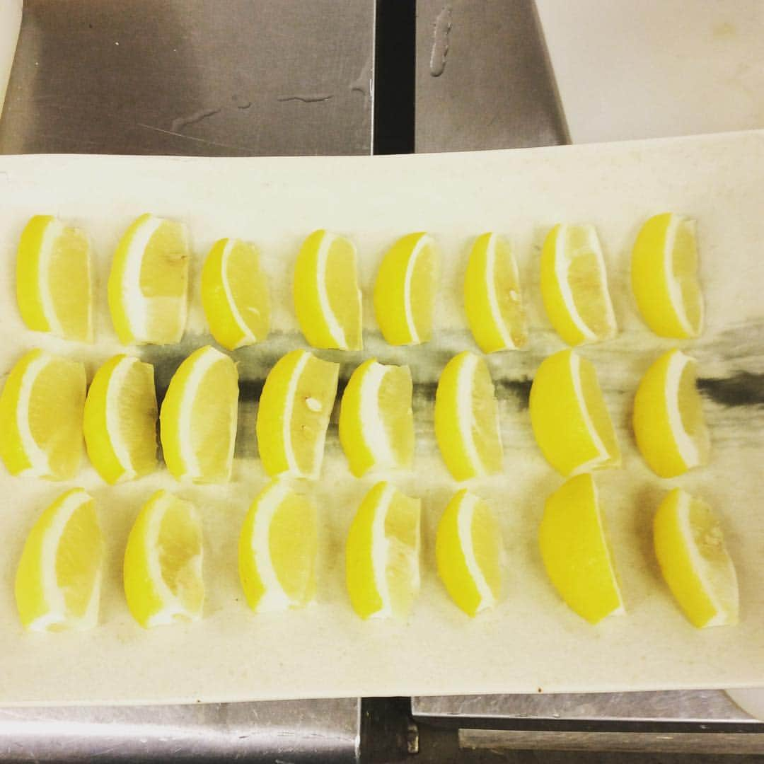 ゆずの小町九州魂六甲道店のインスタグラム：「今日もゴロゴロレモン🍋チューハイの準備中  #ゆずの小町 #九州魂 #居酒屋 #ゆずの小町六甲道 #飲み放題 #食べ放題  #食べ飲み放題  #飲み会 #宴会 #女子会 #同窓会#ママ会 #個室#六甲道居酒屋#駅近#美味しい #九州料理#もつ鍋#ゆず料理#ゆず#ビール#ゆずビアー #like4like #l4l #follow4follow #f4f #レモン#ゴロゴロ#数やばい」