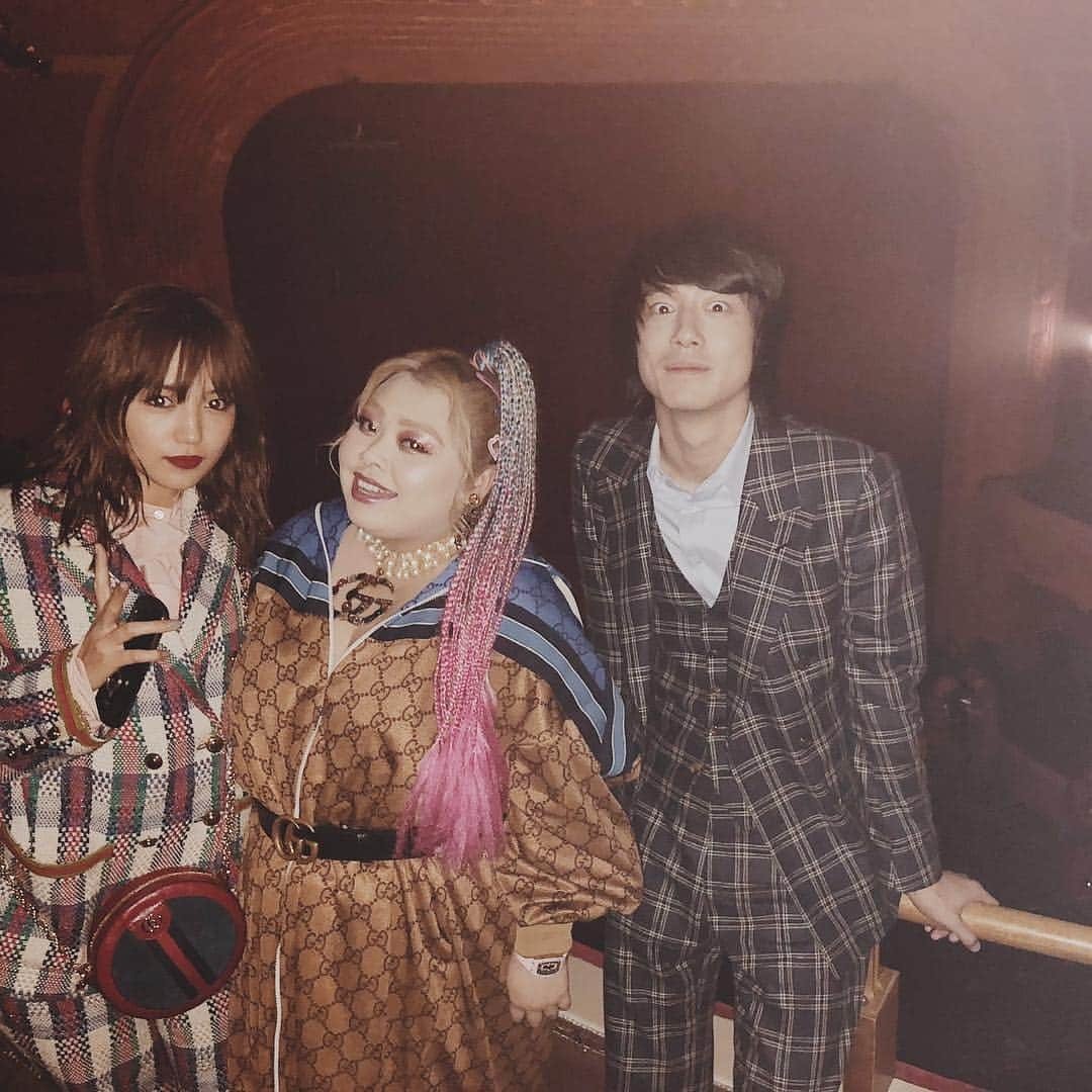 渡辺直美さんのインスタグラム写真 - (渡辺直美Instagram)「@gucci  Paris劇場の記念すべき回で @gucci さんからショーのご招待頂きました😭🌈ショーというかもう舞台でした🤗全てが美しすぎる世界観で口開けて見入ってしまった😂動画もちょびっと載せておきます👀 そして美女春奈ちゃんとハンサム健太郎さん💖かわゆ #gucci #ちなみに私が着てる服は全部正規で売っているサイズですw #最後の写真のスカートはまだ上のサイズありますよー🙋‍♀️」10月6日 18時09分 - watanabenaomi703