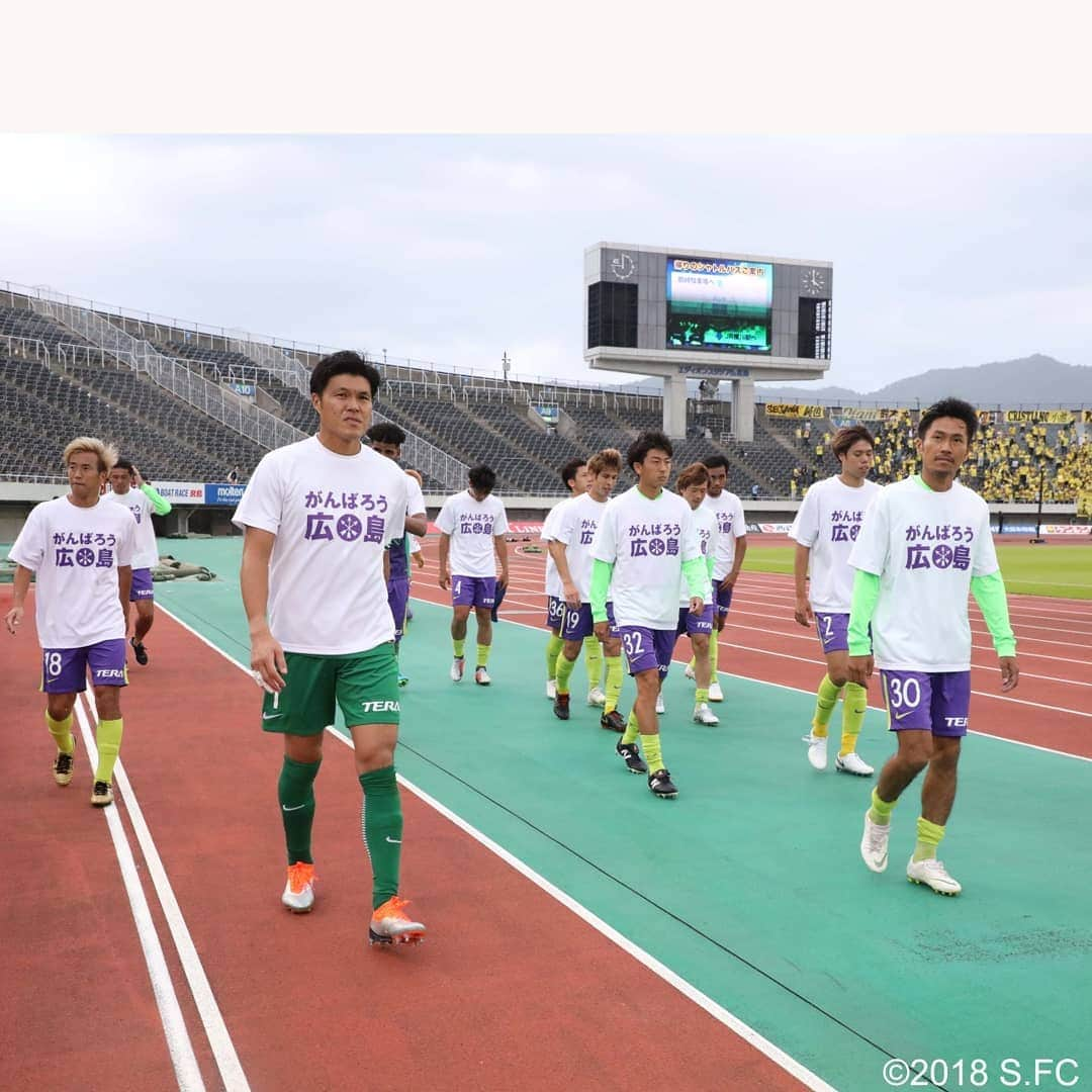 サンフレッチェ広島さんのインスタグラム写真 - (サンフレッチェ広島Instagram)「ホームで迎えた柏レイソルとの試合は、0-3で敗戦しました。  台風の影響で強風が吹きつける中での一戦。高く上がったボールのみならず、グラウンダーのボールでさえも流される厳しい状況の中、前半だけで3点を失ってしまいます。  風上に立った後半、猛追を仕掛けるべく、45分間だけで14本のシュートを浴びせますが、パトリック選手のシュートがポストをたたくなど、最後までゴールを割ることができず。悔しい敗戦を喫してしまいました。  悪天候にもかかわらず、たくさんのご声援をありがとうございました。  #佐々木翔選手 #青山敏弘選手 #柏好文選手 #パトリック選手 #sanfrecce #ICIHGAN #がんばろう広島」10月6日 18時15分 - sanfrecce.official