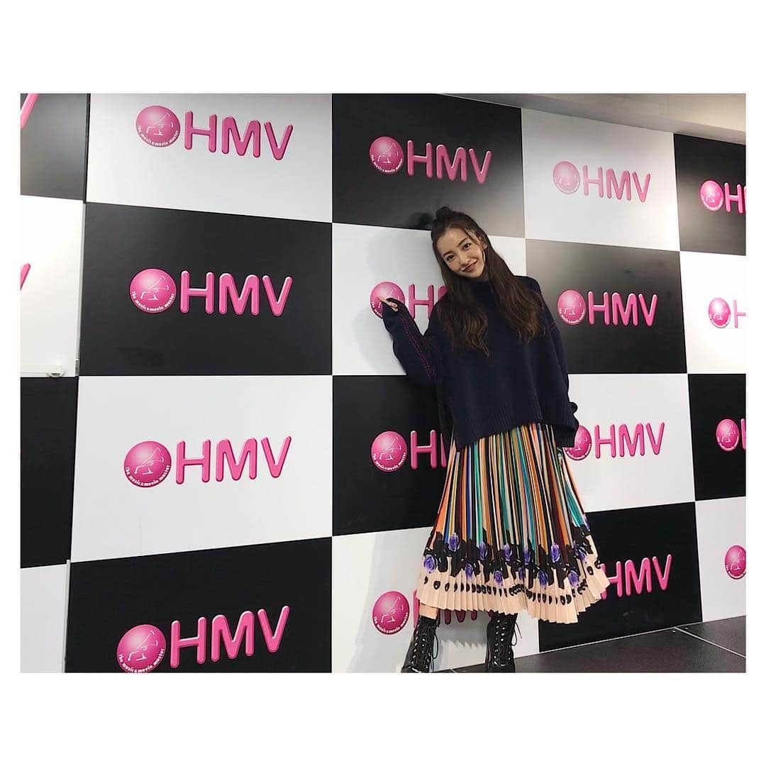 板野友美さんのインスタグラム写真 - (板野友美Instagram)「本日のお衣装👗👠 #knit #paulsmith  #skirt #paulsmith  #友style @paulsmithjapan  凄く好きなコーディネート💕」10月6日 18時23分 - tomo.i_0703