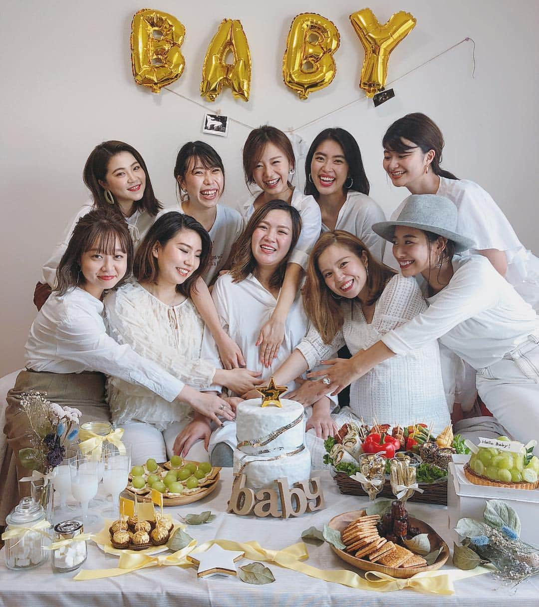 鬼辻麻衣さんのインスタグラム写真 - (鬼辻麻衣Instagram)「ずっと楽しみにしてた 妊婦３人のBABY SHOWER 💫 ・ ・ 買い出しも準備もゲームも 楽しすぎた🤣❤️❤️ とにかく最後まで大笑いして 幸せすぎる時間やった🧡 みんなありがとう😘 大好きな３人、可愛い👶産んでね💋 #babyshower  #love #homeparty #white」10月6日 18時36分 - kitsumai