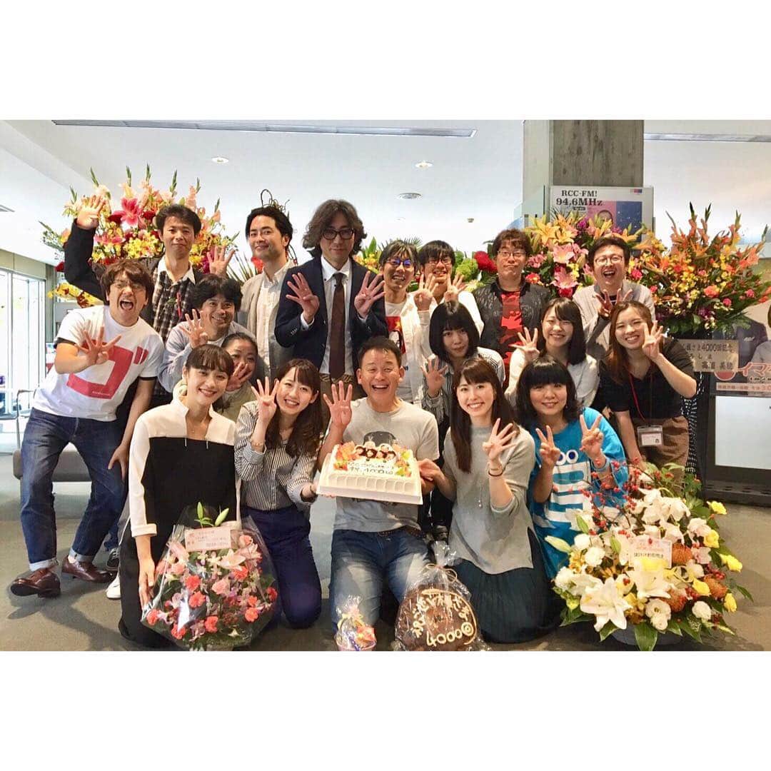 河村綾奈のインスタグラム：「『ごぜん様さま4000回記念 大感謝祭』 皆様、本当にありがとうございました。 JR中継、たくさんの笑顔にお会いできました。 番組にも、たくさんの想いをいただきました。 . 「有給とってきました！」とか 「仕事、抜け出して来ました！」とか 「この子、お腹にいる時からラジオ聴いてます！」とか 「こないだ、手ぬぐいありがとうございました！」とか 「いつも、聴いてます！」とか いただいた一言一言、一通一通が宝物です。 15年もの間、先輩、スタッフさん、リスナーさんが一緒に作り上げて来られた、大好きな番組。 携われることがとても誇らしく幸せです。 来週からも大切にお送りします。 誕生日より、どんな記念日より、ずーっと嬉しかった。 ありがとうございます。 ありがとうございます。 . #ごぜん様さま #4000回 #山陽本線膝栗毛 #電車に乗っても膝栗毛 . これからもよろしくお願いします。」
