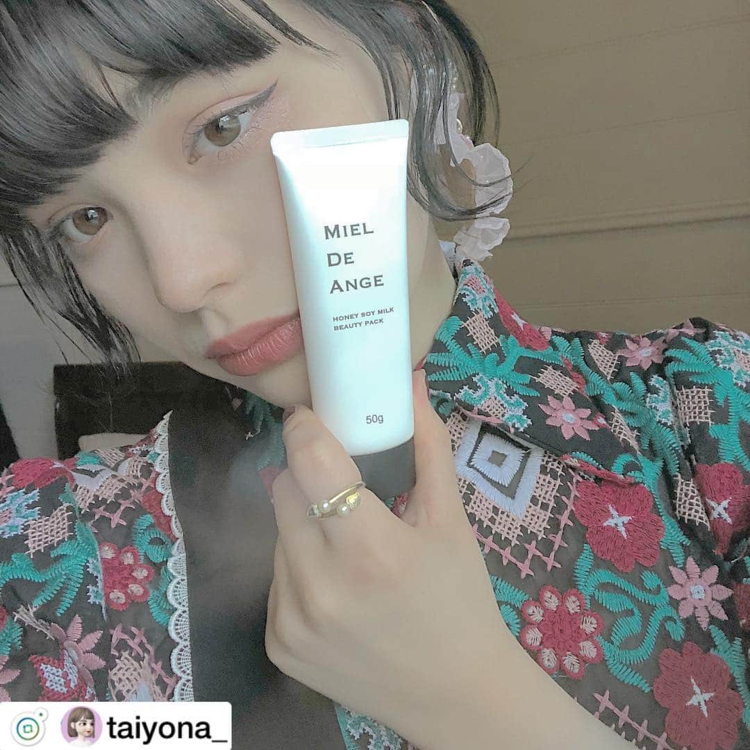 ミエルドアンジュのインスタグラム：「ご愛用ありがとうございます❤︎ ノーベル賞受賞成分「フラーレン」をはじめ、エステで使われている美容成分がたっぷり入った美白パック。 ・吸着成分が毛穴の奥の汚れまで取ってくれるので毛穴の黒ずみにも効果的。くすみのないハリのある肌に導きます。 ・使用方法は洗顔後、ミエルドアンジュパックを塗って10分ほど置いて、ぬるま湯で洗い流してください。  #PR #インスト #ミエルドアンジュ #美白パック  ここから購入できるよ→ https://ac.ebis.ne.jp/tr_set.php?argument=YNuyxX9c&ai=onlifema26」