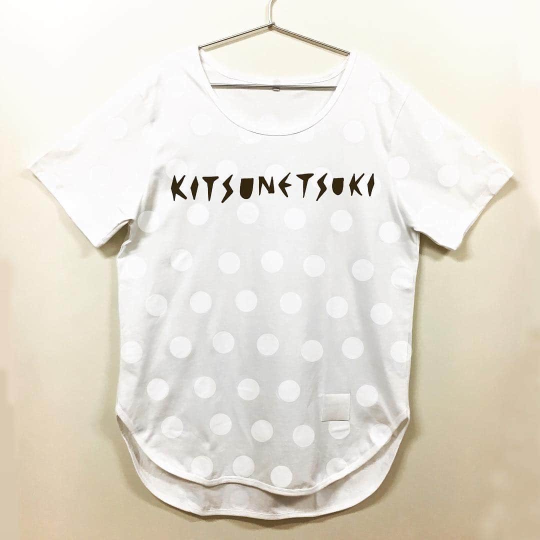 橋本塁さんのインスタグラム写真 - (橋本塁Instagram)「【🦊キツネツキ 現場マネージャー便り】 13日の福岡からスタートするキツネツキ 初の全国ツアー「コンコン古今東西ツアー」のオフィシャルグッズが発表&まさかの現場マネージャー橋本のブランド「STINGRAY SICK」とのコラボBIGドットTEE発売決定！是非チェックをば(● ˃̶͈̀ロ˂̶͈́)੭ꠥ⁾⁾ #サウシュー #stingraysick #stingray #キツネツキ  #kitsunetuki」10月6日 19時46分 - ruihashimoto