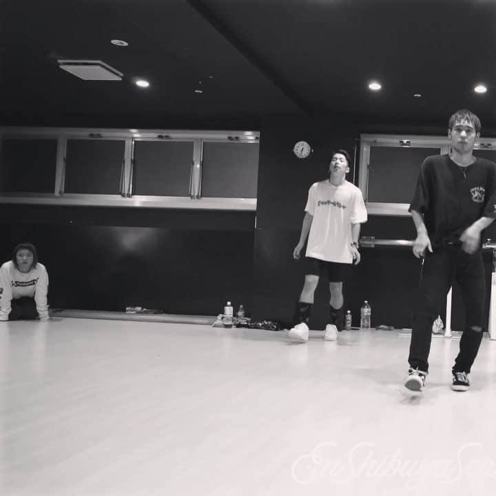 のインスタグラム：「I took @asuka_betty lesson She is an influential dancer!! I like her dance!  thank you somuch😄  with @yuma_wakabayashi @__yuto2002__ 🔥 @endancestudio  #alone#清水翔太#SALU」