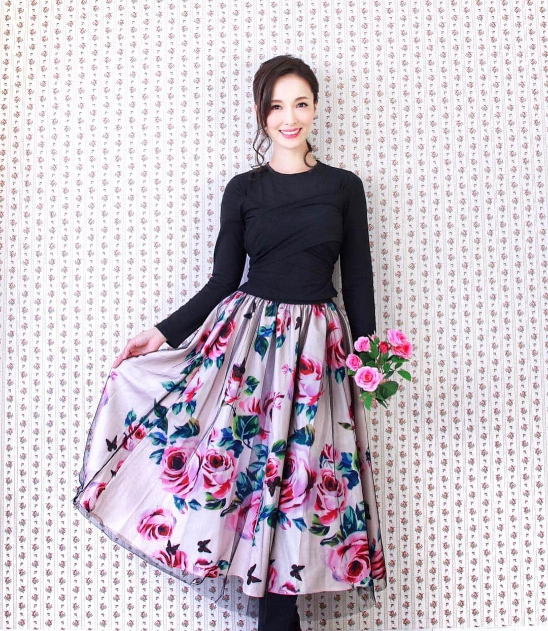 のインスタグラム：「👗プリマドンナローズセットアップ11,800円💓 . モントレゾールに可愛いセットアップ入荷しました🌹 .  トップスのリボン付きロンTと、チュール付きスカートはそれぞれ単品でも使えてかなりお得です😊❤️ . ライダースジャケットなどハードなアイテムとの相性も◎ .  こちらのブラックと色違いで、ピンクもございます💓 可愛い秋服コーデがますます楽しみです❤️ . . プロフ欄のURLからショップにお越しください📲🛒 . #montresor #モントレゾール #montresorsaki #セレクトショップ #selectshop #秋冬アイテム #新発売 #薔薇柄スカート #セットアップ #お買い得アイテム #大人可愛い #大人可愛いコーデ #roses #rose #花柄スカート #細見えコーデ #shopping #クーポン #クーポンコード #base #起業家女子 #女性起業 #好きな事を仕事に #起業家 #瀬戸早妃」