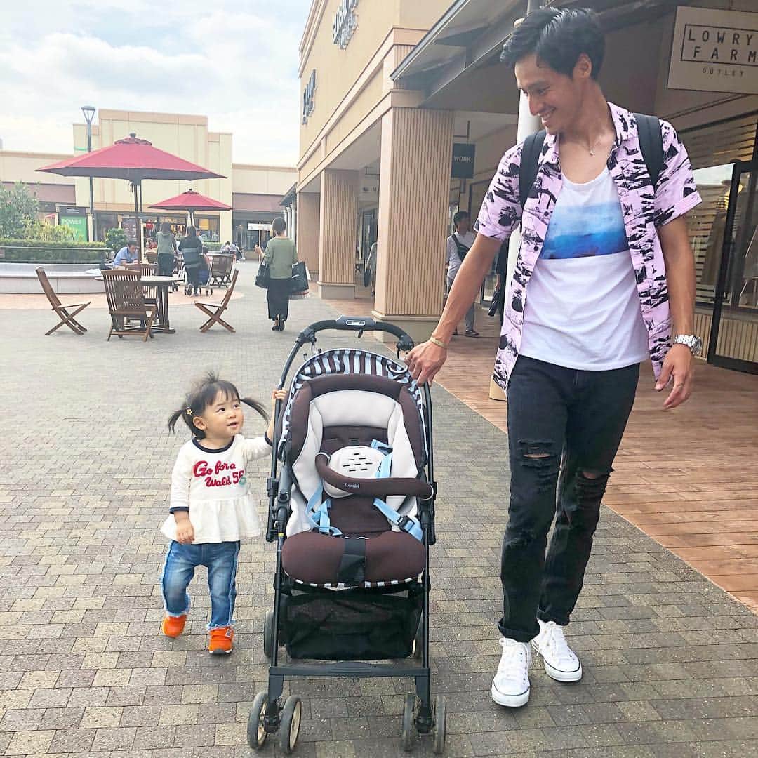 kazuki iwaiのインスタグラム：「ひーちゃん👧🏼初めての家族旅行は箱根からのアンパンマンミュージアム👨‍👩‍👧 . 台風が心配だったけど、天気も良くて良かった☀️ 何より、楽しそうにしてるひーちゃんを見るのが1番楽しかった🙆‍♂️🙌🏾 . また来年も行こうね👨‍👩‍👧 . . #ootd#fashion#breitling #me#converse #men#mensfashion#l4l#今日のコーデ#パパ#パパコーデ#親バカ部#娘#家族旅行」