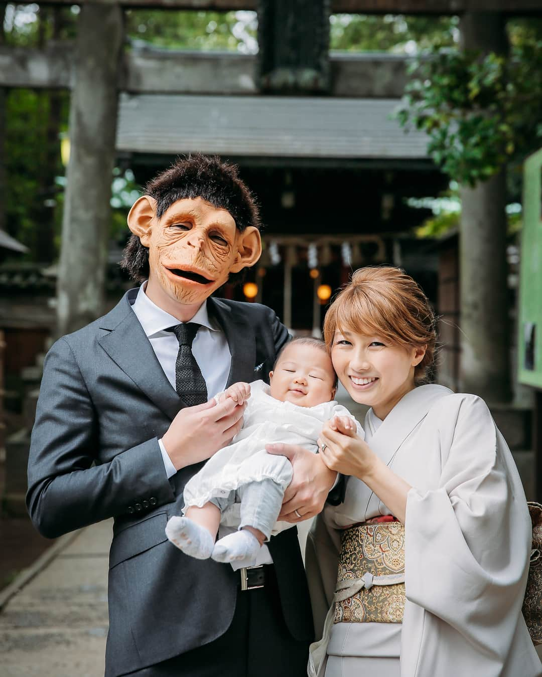 吉田ちかさんのインスタグラム写真 - (吉田ちかInstagram)「📸 Photos by: ﻿ @seiji_nishimori_studioaqua ﻿ Pudding is growing up so fast! She had her first shrine visit (omiya-mairi) and first meal the other day (okuizome - a ritual held on the 100th day to pray for good health)! ﻿﻿ ﻿﻿ You’re suppose to visit the shrine when your baby is one month, but it was way too hot in July and we decided to wait till the weather more fitting. ﻿﻿ ﻿﻿ When her “meal” came out (she doesn’t actually eat it) she wouldn’t stop staring at the grilled snapper! She definitely got some serious foodie genes from her mom! ﻿﻿ ﻿﻿ 日に日にプリンが大きくなってきています！Storiesで沢山シェアしましたが📸 先日は、少し遅めのお宮参りに行きました☆ 1ヶ月の時は真夏だったので、秋まで待つことに🍁 夜は、素敵なお店でお食い初めをしました❤️ ﻿﻿ ﻿﻿ ・2枚目、スマイルをゲットするために必死にあやすわたしw ﻿ ・3枚目、必死に動画を撮るおさるさん ﻿ ・4枚目、イクザル﻿ ・5枚目、こんなヘンテコ家族ですが、これからもよろしくお願いしますmOm ﻿ ・6枚目、お食い初め御膳が出てきたら、鯛をずっとガン見するプリンw ママの食いしん坊DNAが受け継がれたみたいです🤣﻿ 口をもぐもぐして、リアルに食べたがってました😅﻿ ﻿ まだまだあるのでまたシェアしますね☆﻿ ﻿﻿ お宮参りの写真はnewbornフォトの撮影でもお世話になったカメラマンのせいじさんに撮って頂きました❤️ Thank you💕﻿ Your photos are amazing!! ﻿ @hagieees.hairmake missed you! ﻿﻿ お着物は、Golden Globesと時に着た青い振袖をお借りした青山の万インターナショナルさんのものです👘✨ 素敵なお着物を選んでくださってありがとうございます💕﻿﻿ ﻿﻿ #japan #kimono #shrine #baby #first #memories」10月6日 22時51分 - bilingirl_chika