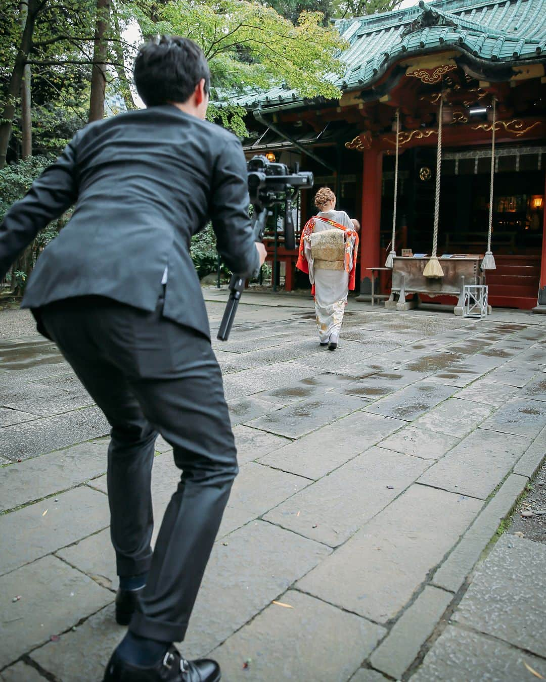 吉田ちかさんのインスタグラム写真 - (吉田ちかInstagram)「📸 Photos by: ﻿ @seiji_nishimori_studioaqua ﻿ Pudding is growing up so fast! She had her first shrine visit (omiya-mairi) and first meal the other day (okuizome - a ritual held on the 100th day to pray for good health)! ﻿﻿ ﻿﻿ You’re suppose to visit the shrine when your baby is one month, but it was way too hot in July and we decided to wait till the weather more fitting. ﻿﻿ ﻿﻿ When her “meal” came out (she doesn’t actually eat it) she wouldn’t stop staring at the grilled snapper! She definitely got some serious foodie genes from her mom! ﻿﻿ ﻿﻿ 日に日にプリンが大きくなってきています！Storiesで沢山シェアしましたが📸 先日は、少し遅めのお宮参りに行きました☆ 1ヶ月の時は真夏だったので、秋まで待つことに🍁 夜は、素敵なお店でお食い初めをしました❤️ ﻿﻿ ﻿﻿ ・2枚目、スマイルをゲットするために必死にあやすわたしw ﻿ ・3枚目、必死に動画を撮るおさるさん ﻿ ・4枚目、イクザル﻿ ・5枚目、こんなヘンテコ家族ですが、これからもよろしくお願いしますmOm ﻿ ・6枚目、お食い初め御膳が出てきたら、鯛をずっとガン見するプリンw ママの食いしん坊DNAが受け継がれたみたいです🤣﻿ 口をもぐもぐして、リアルに食べたがってました😅﻿ ﻿ まだまだあるのでまたシェアしますね☆﻿ ﻿﻿ お宮参りの写真はnewbornフォトの撮影でもお世話になったカメラマンのせいじさんに撮って頂きました❤️ Thank you💕﻿ Your photos are amazing!! ﻿ @hagieees.hairmake missed you! ﻿﻿ お着物は、Golden Globesと時に着た青い振袖をお借りした青山の万インターナショナルさんのものです👘✨ 素敵なお着物を選んでくださってありがとうございます💕﻿﻿ ﻿﻿ #japan #kimono #shrine #baby #first #memories」10月6日 22時51分 - bilingirl_chika