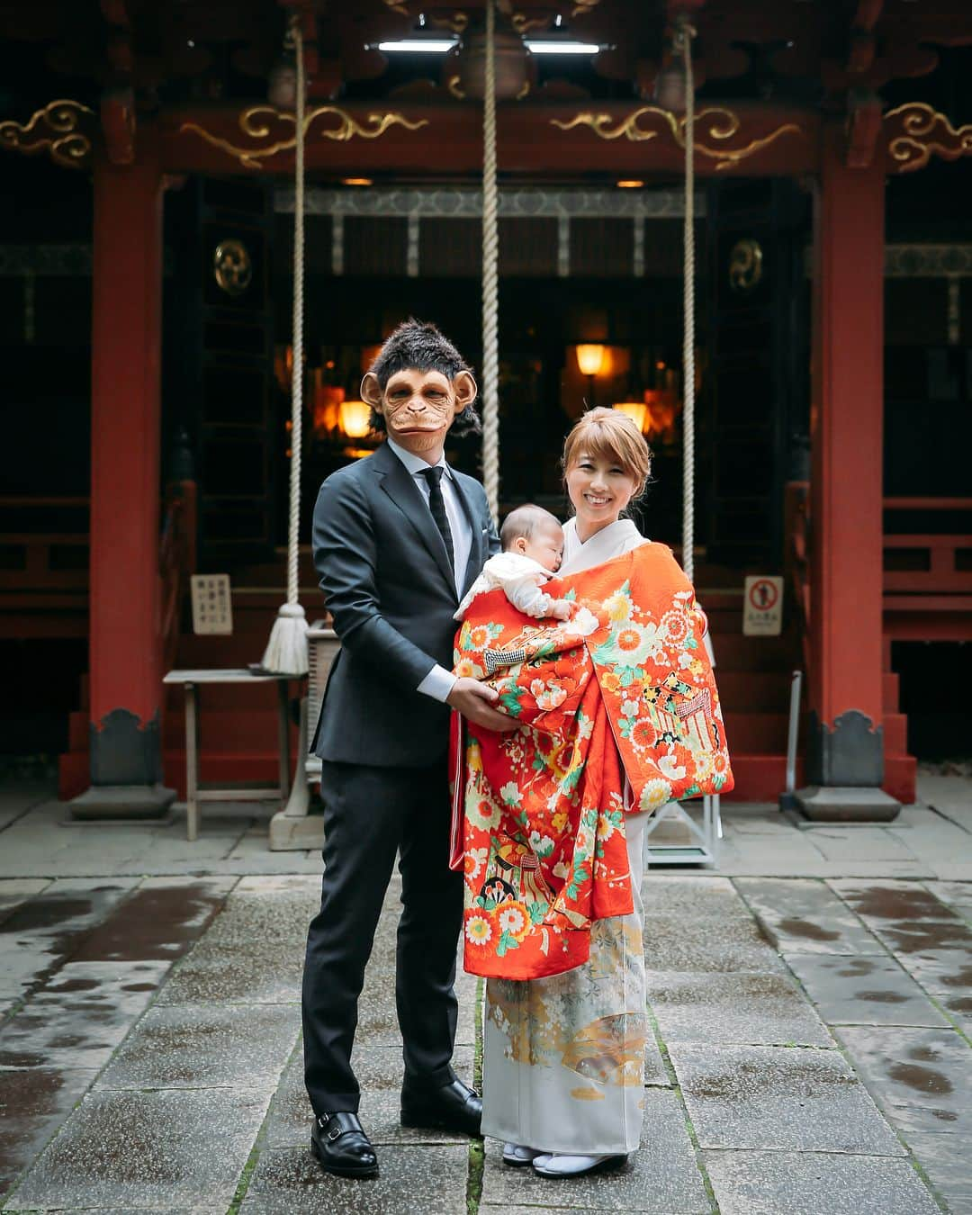 吉田ちかさんのインスタグラム写真 - (吉田ちかInstagram)「📸 Photos by: ﻿ @seiji_nishimori_studioaqua ﻿ Pudding is growing up so fast! She had her first shrine visit (omiya-mairi) and first meal the other day (okuizome - a ritual held on the 100th day to pray for good health)! ﻿﻿ ﻿﻿ You’re suppose to visit the shrine when your baby is one month, but it was way too hot in July and we decided to wait till the weather more fitting. ﻿﻿ ﻿﻿ When her “meal” came out (she doesn’t actually eat it) she wouldn’t stop staring at the grilled snapper! She definitely got some serious foodie genes from her mom! ﻿﻿ ﻿﻿ 日に日にプリンが大きくなってきています！Storiesで沢山シェアしましたが📸 先日は、少し遅めのお宮参りに行きました☆ 1ヶ月の時は真夏だったので、秋まで待つことに🍁 夜は、素敵なお店でお食い初めをしました❤️ ﻿﻿ ﻿﻿ ・2枚目、スマイルをゲットするために必死にあやすわたしw ﻿ ・3枚目、必死に動画を撮るおさるさん ﻿ ・4枚目、イクザル﻿ ・5枚目、こんなヘンテコ家族ですが、これからもよろしくお願いしますmOm ﻿ ・6枚目、お食い初め御膳が出てきたら、鯛をずっとガン見するプリンw ママの食いしん坊DNAが受け継がれたみたいです🤣﻿ 口をもぐもぐして、リアルに食べたがってました😅﻿ ﻿ まだまだあるのでまたシェアしますね☆﻿ ﻿﻿ お宮参りの写真はnewbornフォトの撮影でもお世話になったカメラマンのせいじさんに撮って頂きました❤️ Thank you💕﻿ Your photos are amazing!! ﻿ @hagieees.hairmake missed you! ﻿﻿ お着物は、Golden Globesと時に着た青い振袖をお借りした青山の万インターナショナルさんのものです👘✨ 素敵なお着物を選んでくださってありがとうございます💕﻿﻿ ﻿﻿ #japan #kimono #shrine #baby #first #memories」10月6日 22時51分 - bilingirl_chika