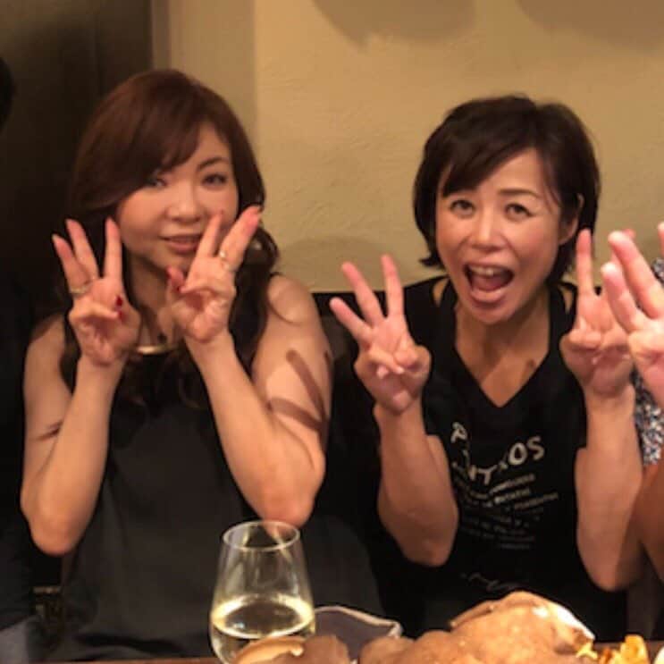 モモコさんのインスタグラム写真 モモコinstagram エミズキッチンのエミちゃんと エミズキッチンは月に2日だけ 食べ放題 飲み放題1万円の日があります 本当は 3万貰いたい気持ちで 指3本 ハイヒールモモコ Chanel シャネラー グルメ エミ