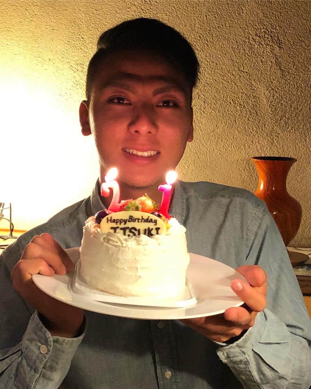 内田靖人のインスタグラム：「一輝おめでとう🎉 明日からまた頑張ろう！ ケーキありがとうございました！ #21歳 #村林一輝」