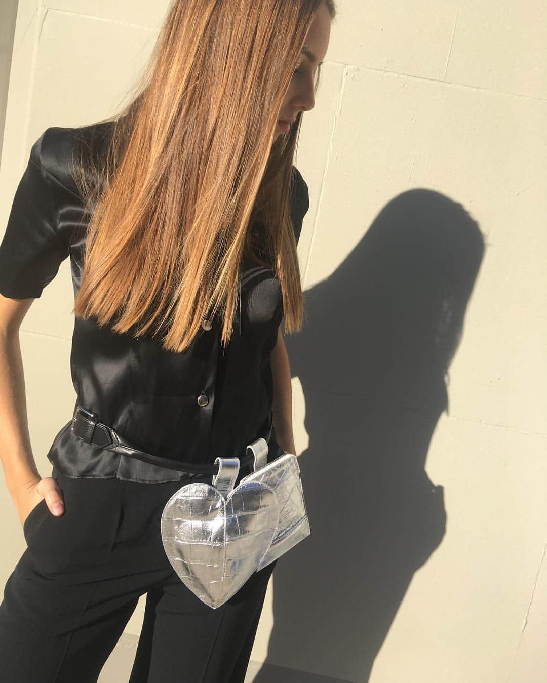 のインスタグラム：「Enjoying the Indian summer • • • • •  #johnribbe #beltbag #handmade #silver #sun #fashion #silverbag #handbag #accessory #bag #designer #createur #leather #leatherbag #mode #style」