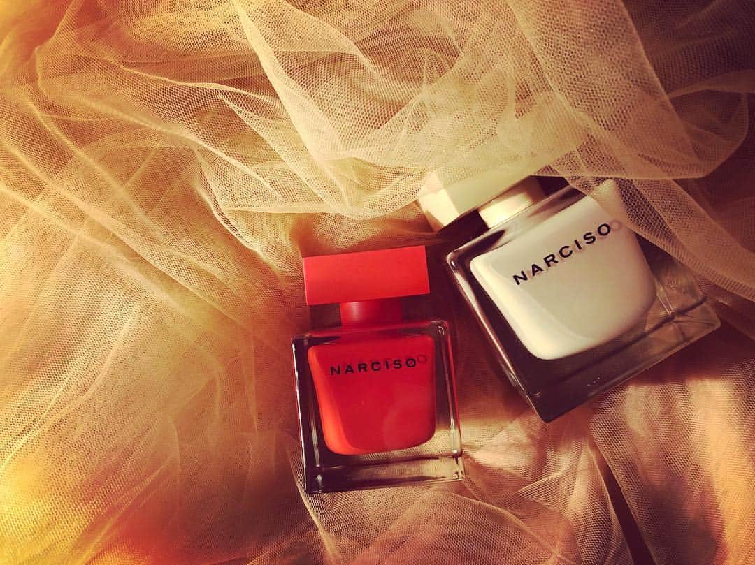 神崎恵さんのインスタグラム写真 - (神崎恵Instagram)「愛用の香り #narciso 。 心待ちにしていた新しい香り。 鮮明な赤のボトル。 ナルシソ ロドリゲスらしい、深く、温度のある女っぽさの中に、 強さというか、一途さが重なりあっていて、とても心奪われる香り。 今日も昨日もこの香りを纏っていました。 このふたつの香り。 ほんのりとクセのある色っぽさがとても好き。 なんていい香り。 #ナルシソオードパルファム プドゥレ #ナルシソオードパルファムルージュ #好きすぎる #一言で説明できない簡単じゃない香りがすき #フレグランスはフレグランスオイルと重ねて纏います」10月7日 0時14分 - megumi_kanzaki