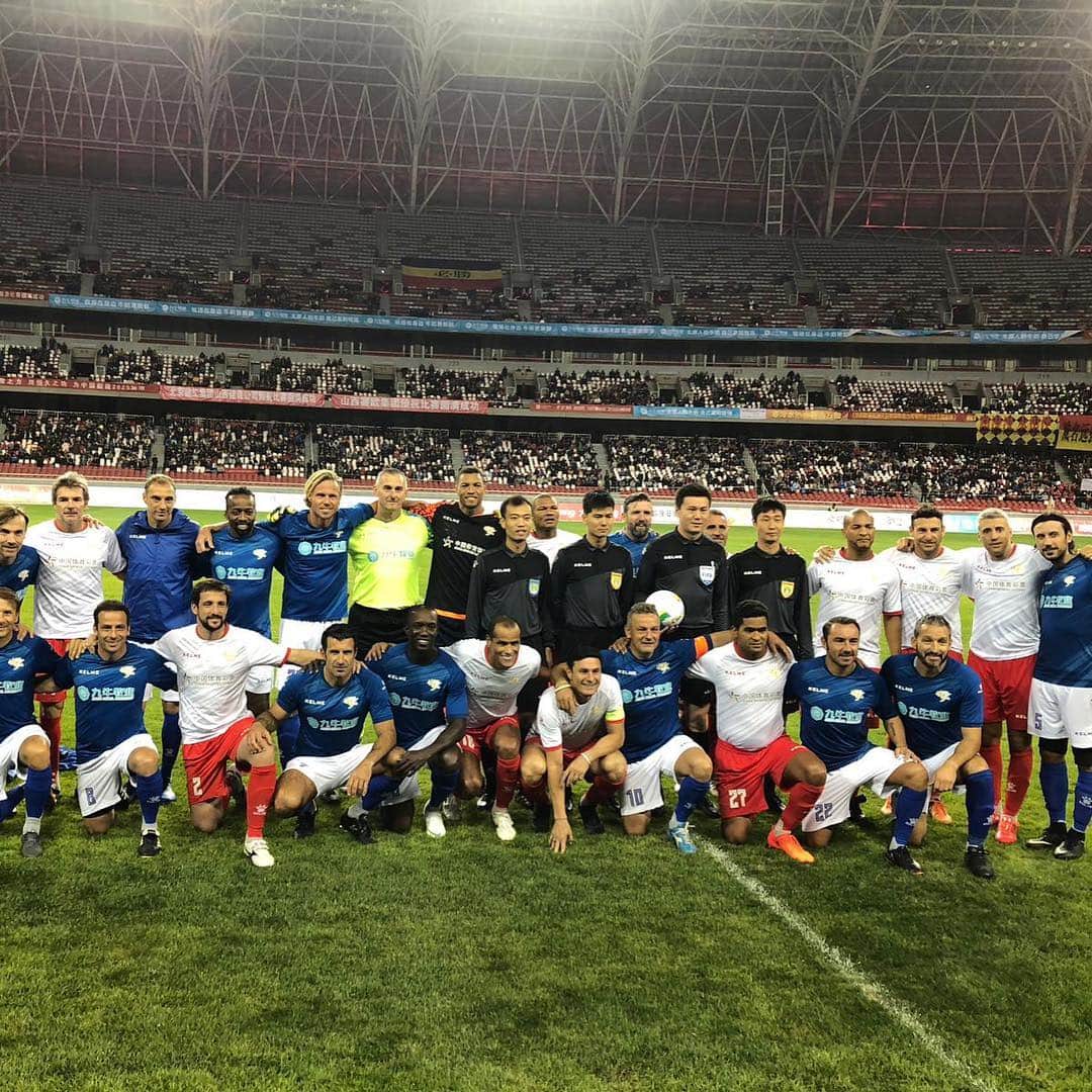 クリスティアン・ザッカルドさんのインスタグラム写真 - (クリスティアン・ザッカルドInstagram)「Amazing experience 🇨🇳⚽️ #TeamEuropa 2 #TeamAmerica 1 #Evento #China #football #legends #players #soccer #RobertoBaggio 🔝」10月7日 0時21分 - cristianzaccardo