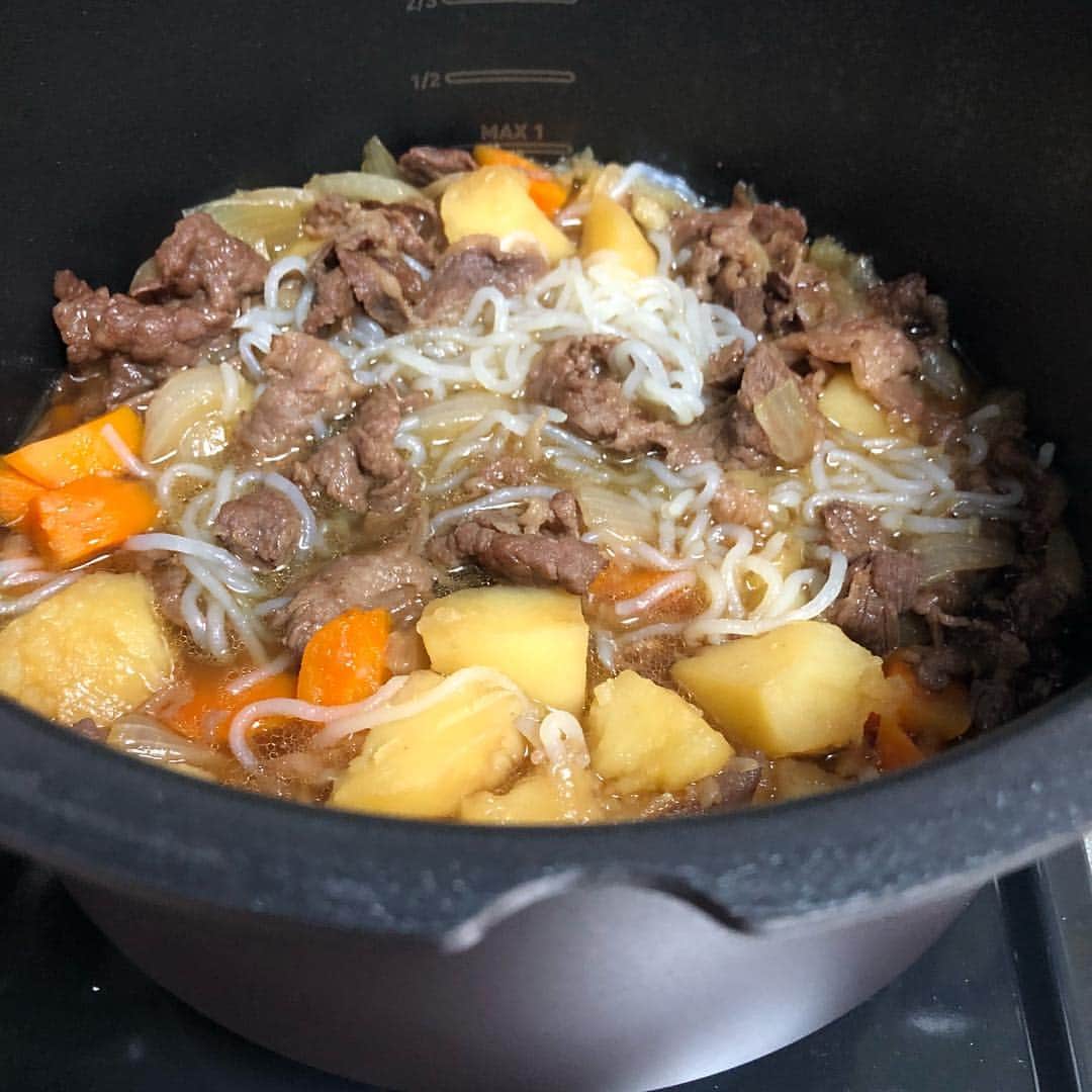 ヒラヤマンのインスタグラム：「今日のよるごはん。初めての圧力なべに感動！ #肉じゃが #白菜ツナ和え #玉ねぎとワカメの味噌汁 写ってないけど #無限にんじん #ごちそうさまでした」