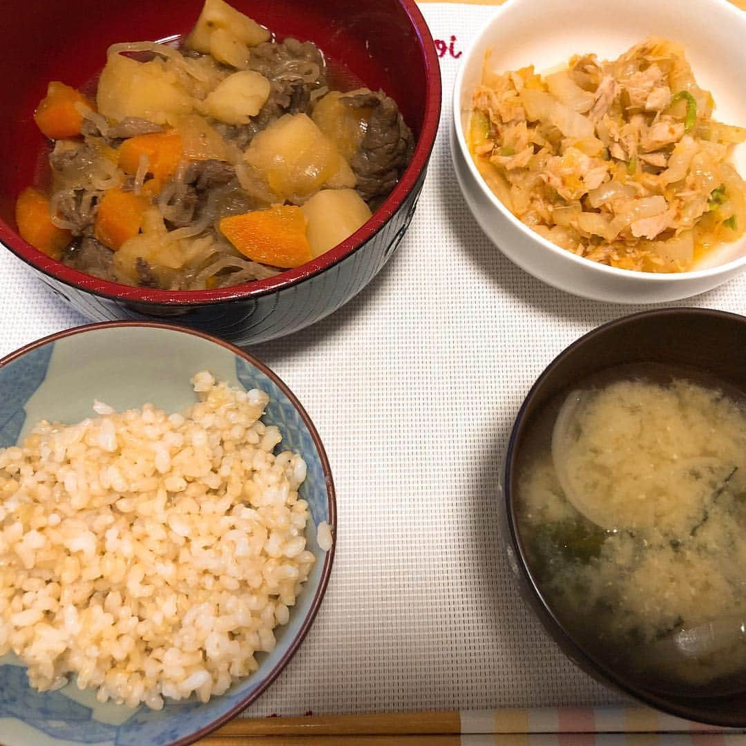 ヒラヤマンさんのインスタグラム写真 - (ヒラヤマンInstagram)「今日のよるごはん。初めての圧力なべに感動！ #肉じゃが #白菜ツナ和え #玉ねぎとワカメの味噌汁 写ってないけど #無限にんじん #ごちそうさまでした」10月7日 0時53分 - hirayaman2