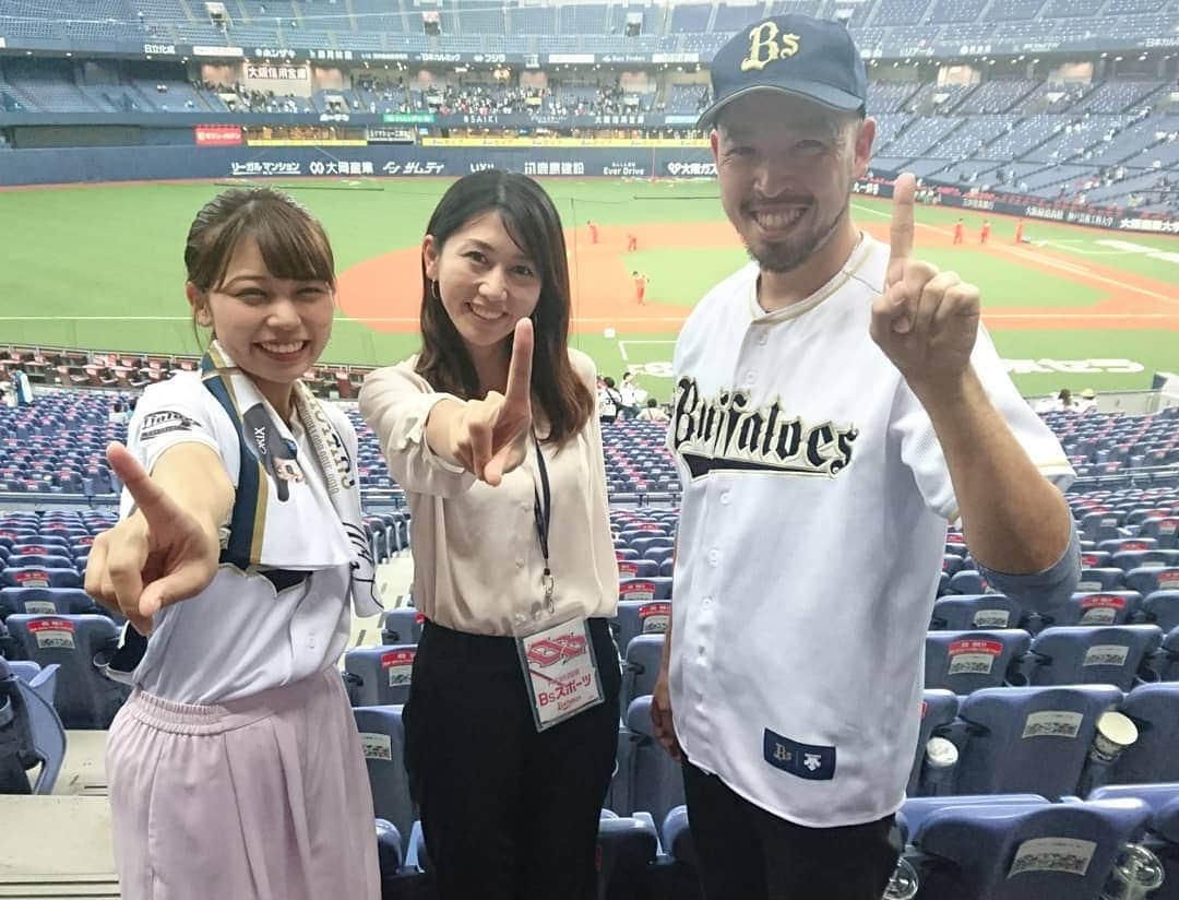 のインスタグラム：「10月5日をもちまして、今季のオリックス・バファローズの公式戦、全日程を終了いたしました。 今季は僕自身初めてな事ばかりで、難しかった事も間違えた事もたくさんありましたが、周りの皆様の温かいフォローや手助けをいただいて、シーズンを終えることができました。 今季は4位というCSまであと一歩の順位でしたが、来季はリーグ優勝、そして96年以来の日本一に近づけるよう僕も微力ながら頑張りますので、Bsファンの皆様、来季もご声援よろしくお願いいたします。 写真は大阪と神戸での最終戦です。 ブルくん・ベルちゃん、球団オフィシャルカメラマンの松村さんやイベントチームやグラウンドキーパーの皆さんと。そしてJ-sportsリポーターの佐久間むつみさんと山根七星ちゃんと一緒に、 来年目指す順位を指で作りました。 今日は休んだのでまた明日から、僕もボイスナビゲーターとして、ナレーターとしての練習再開です！  #オリックスバファローズ #佐久間むつみ さん  #オフィシャルカメラマン松村さん  #山根七星 ちゃん  #京セラドーム大阪  #ほっともっとフィールド神戸  #皆様今シーズン本当にありがとうございました」