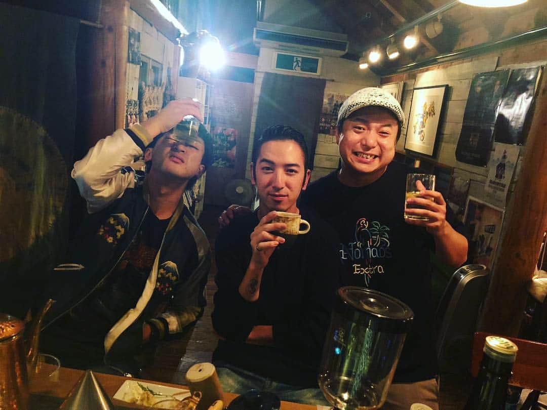 としみつのインスタグラム：「酒と音楽。」