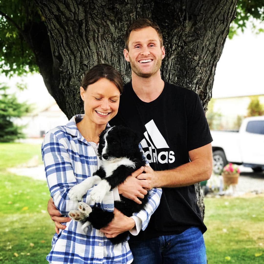 コートニー・トンプソンのインスタグラム：「Well this happened... we’re officially illegitimate parents to this little guy- Quigley! Taking suggestions for his last name... Lampson? Thomoreaux? @chase_lam」