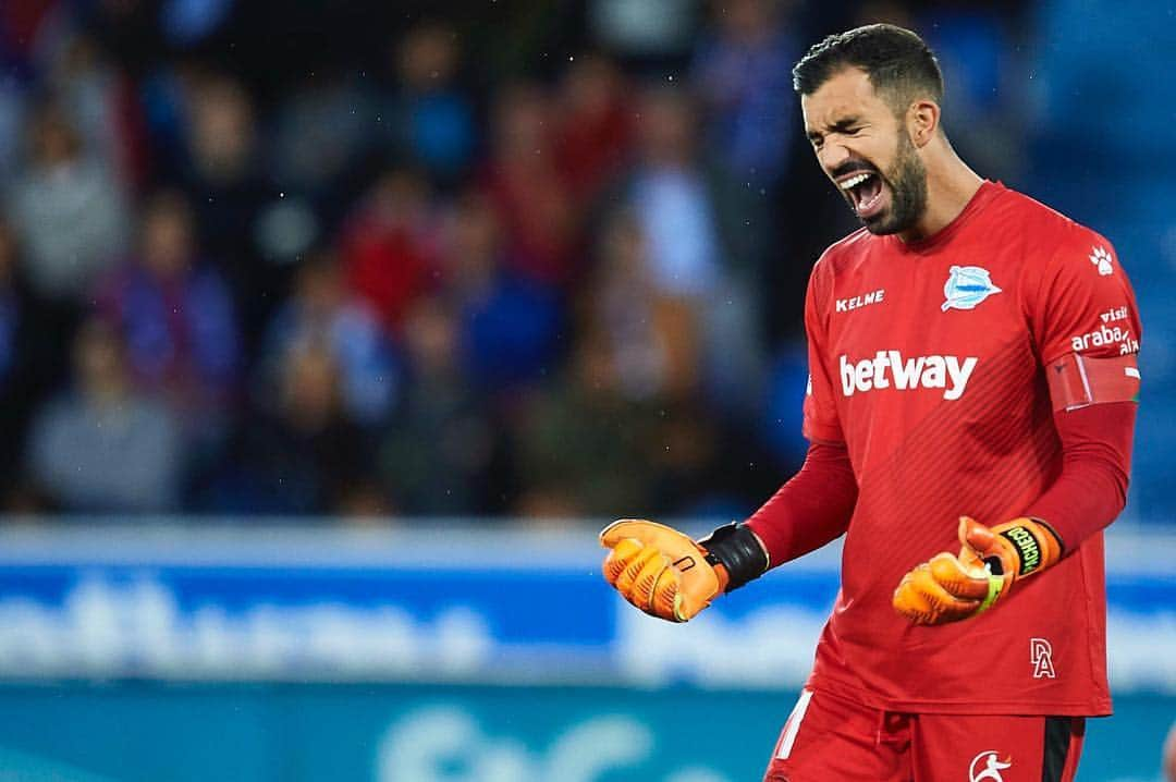 フェルナンド・パチェコのインスタグラム：「Grandísimo esfuerzo de todo el equipo e impresionante vuestro apoyo una noche más en un partido especial para mí!! 🔵⚪️#elgloriosonuncaserinde」