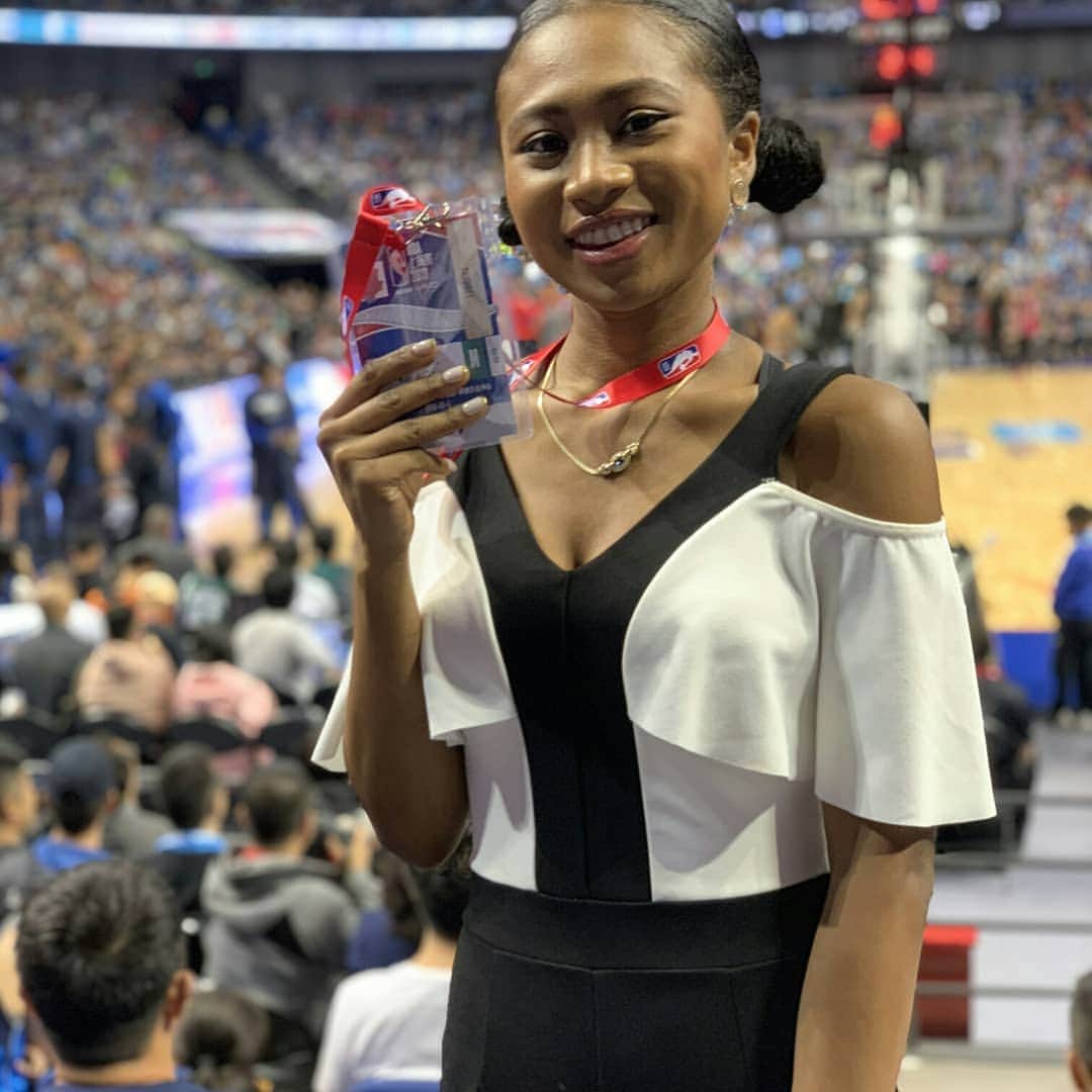 のインスタグラム：「こんばんは🙋‍♀🌷 . アンバサダーのメグです！ .  @NBA チャイナゲームズをリポートしに中国に来ています😳 . 上海戦会場のメルセデスベンツアリーナはとっても広くて綺麗です✨ . マブスもシクサーズも初めて中国で試合をするということで、現地ファンは大興奮💥 . シーズン開幕まであと少しとなりましたが、今シーズンもたくさんの情報をみなさんに届けていきます！🗣 . #nba #nbabasketball #nba2k18 #nbastore #nbanews #rakuten #RakutenTV #rakutennba32 #basketball #楽天 #楽天TV #楽天NBA32 #バスケ #バスケ🏀  #バスケットボール #バスケ女子 #バスケ好きな人と繋がりたい #nba情報 #nbaseason #nbateams #nbapoints #nbalogo #NBA1819 #シーズン開幕 #nbalove #NBA中国赛2018 #NBAチャイナゲームズ #マブス #シクサーズ . . -------------------- 楽天NBA32ではNBAの最新情報を発信しています⛹️💫 選手インタビューやバスケアイテムの紹介など、耳寄り情報が盛りだくさん！🌟 NBAの最新情報をゲットしたい方は @rakuten_nba32 をフォロー！ アカウント情報は #rakutennba32_info をチェック🏀✨ --------------------」
