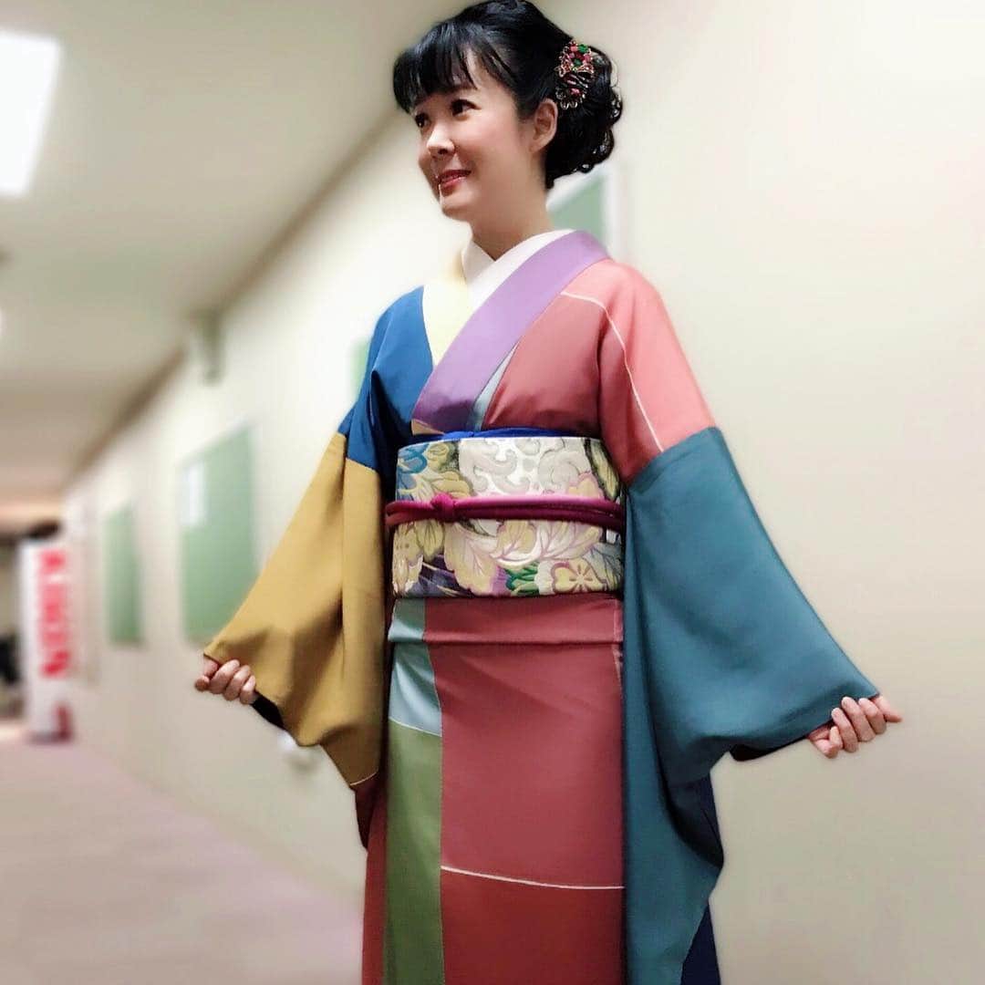 田川寿美さんのインスタグラム写真 - (田川寿美Instagram)「モダンな柄の着物、お気に入りの1枚。 帯は最近頂いたものですが、こちらも大好きな1本です。 #田川寿美 #着物 #kimono #演歌 #enka」10月7日 15時49分 - toshimi_tagawa