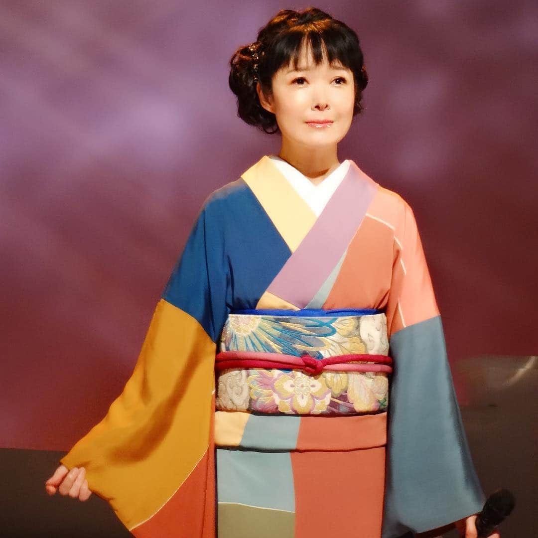 田川寿美さんのインスタグラム写真 - (田川寿美Instagram)「モダンな柄の着物、お気に入りの1枚。 帯は最近頂いたものですが、こちらも大好きな1本です。 #田川寿美 #着物 #kimono #演歌 #enka」10月7日 15時49分 - toshimi_tagawa