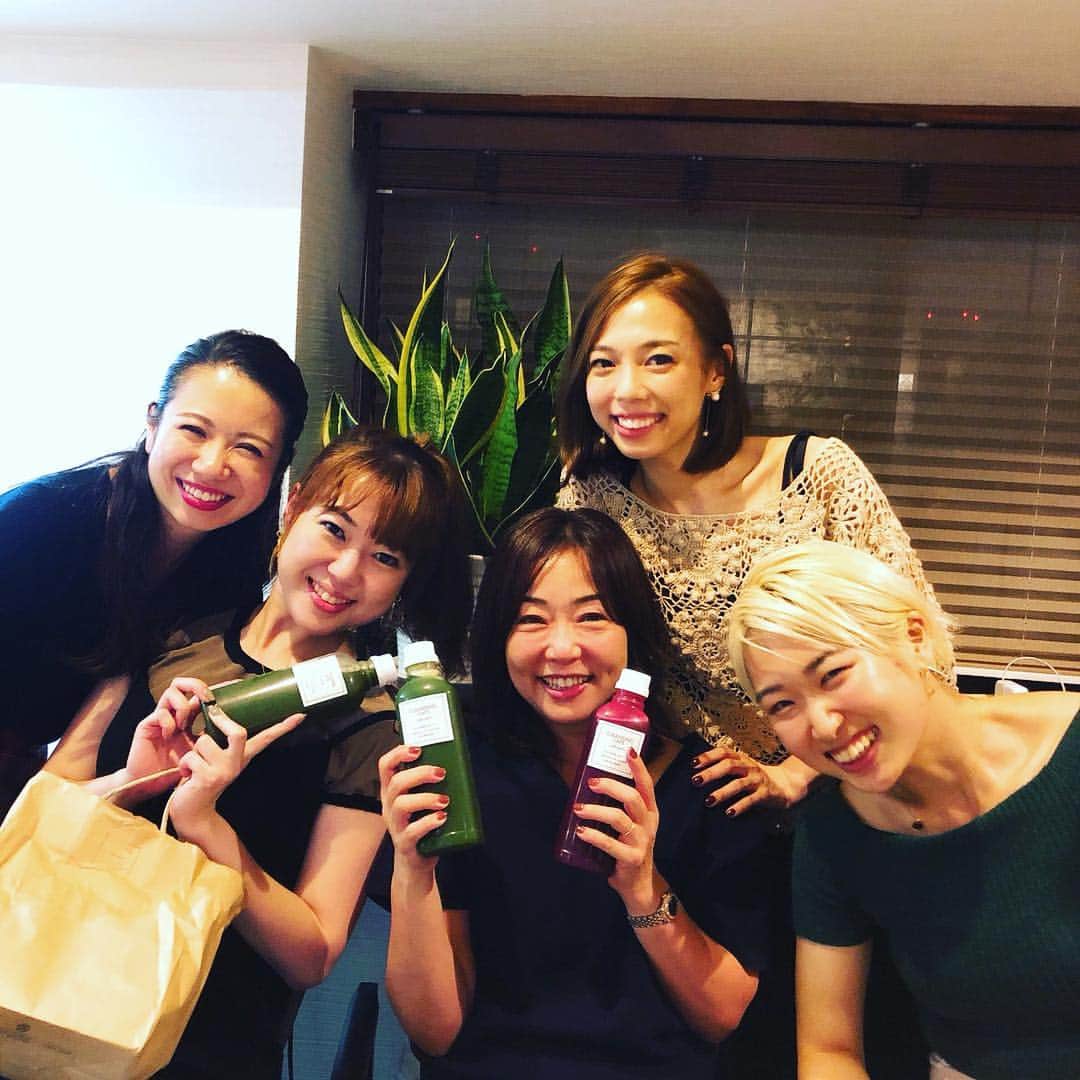 天野佳代子さんのインスタグラム写真 - (天野佳代子Instagram)「クレンジングカフェのオーナー・今泉家で美的グラン創刊のお祝いをしていただきました。赤ちゃんのときから知ってるまきちゃん、ともちゃんに祝福してもらって幸せ！」10月7日 17時04分 - kayoko_amano0212