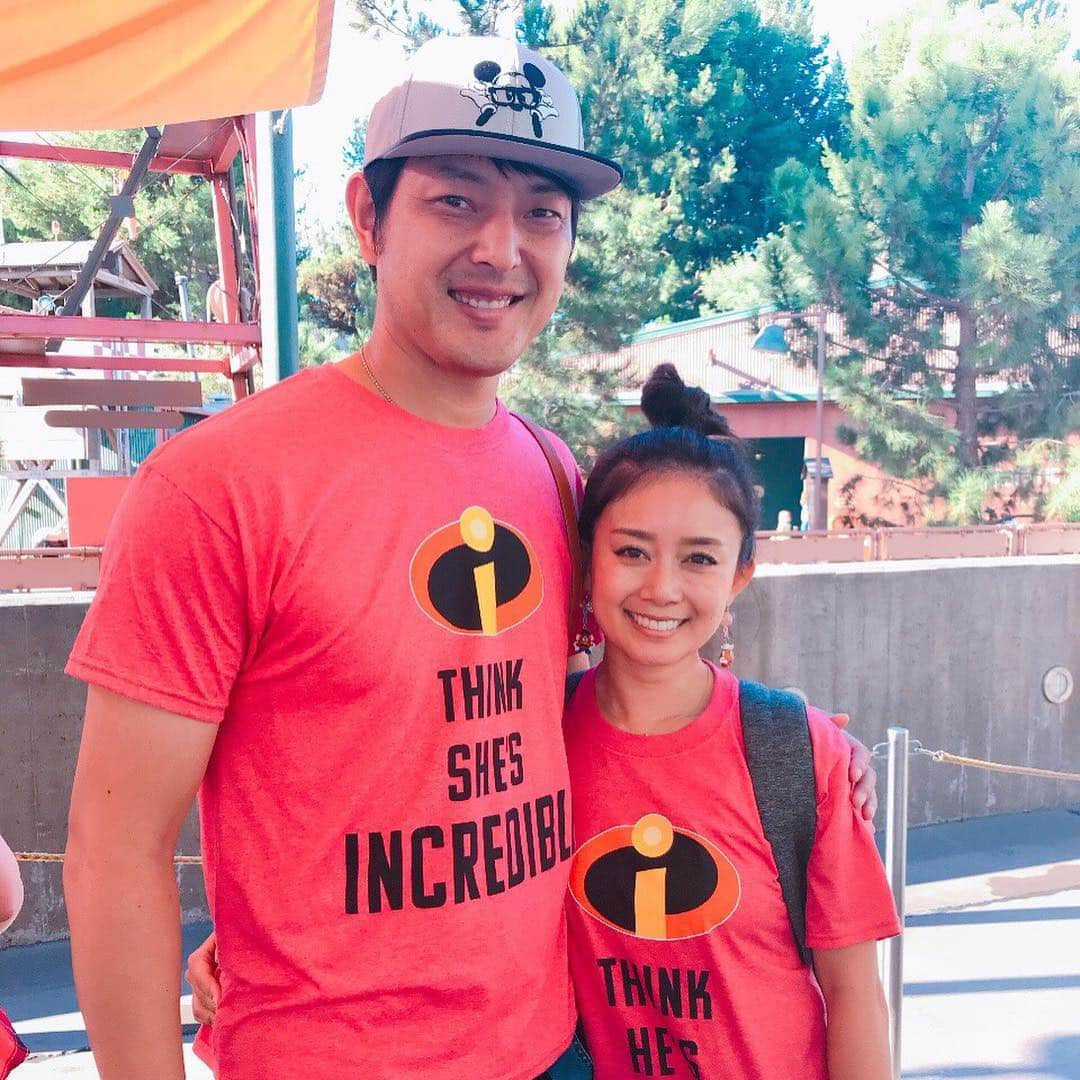 のインスタグラム：「10/1 the day we arrived back in Japan was my wife’s birthday. She always puts my kids and myself before her and she’s incredibly well liked by all those around her. I’m incredibly grateful for all that she has done for our family.  We’ve been together for 19 years and I look forward to many more great times ahead.  We were invited to dinner with Hikomaro-san on her birthday and we were able to surprise her with a nice celebration!  帰国日の10月1日は嫁さんの誕生日でした！  何をするにも自分の事よりも、僕や子供達のことを優先に考えて行動してくれて本当に感謝しかありません。 幸せいっぱいです！ 誰にでも優しく周りの人からも好かれていて、今の僕があるのも全て嫁さんのおかげです！  出会って19年、これからもずっと仲良くいたいと思います(*^^*) 帰国した日にタレントの彦摩呂さんが夕飯に呼んで下さり、その中でサプライズで嫁さんの誕生日をお祝いして下さり、感動しました(*^^*)」