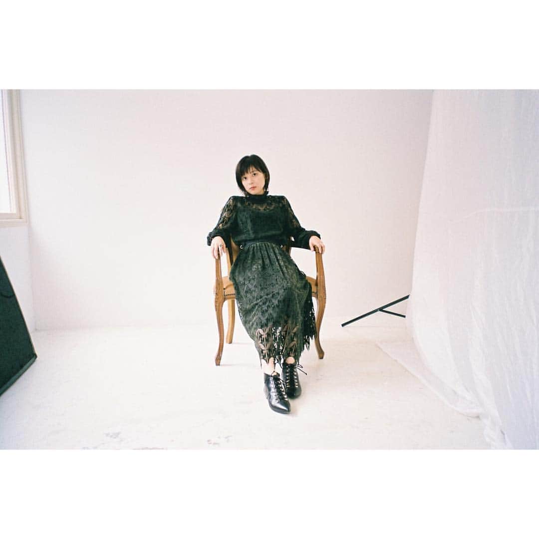 芳根京子さんのインスタグラム写真 - (芳根京子Instagram)「この時の衣装すごく好み！ 即決でした☺︎ そーそー。 茶髪は「先輩と彼女」以来の 人生2度目でございまする！  #film #BLT #発売中」10月7日 11時23分 - yoshinekyoko