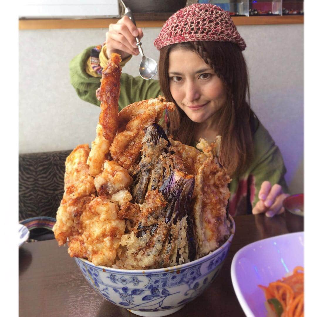 アンジェラ佐藤さんのインスタグラム写真 - (アンジェラ佐藤Instagram)「北海道のデカ盛りマニアなら知らない人はいない滝川の喫茶マリン！ ·  #アンジェラ佐藤 #喫茶マリン #北海道 #滝川 #デカ盛り #天丼 #帆立やエビや椎茸や卵焼きが入ってる天ぷら最高 #ヒンナヒンナ #これで #1080円 って#信じられない」10月7日 12時54分 - angela_satou