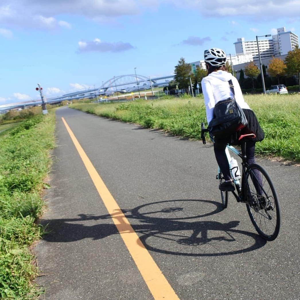 酒井千佳さんのインスタグラム写真 - (酒井千佳Instagram)「* 今日も夏だねー。 きのう自転車こぎこぎ向かったのはかき氷屋さん。 10月にかき氷食べるとは。 十条銀座のだるまや。 美味しい。  #🍧 #🚲 #☀️ #自転車日和 #かき氷日和 #十条銀座  #だるまや #荒川サイクリングロード #ロードバイク #レンタルロードバイク #スペシャライズド新宿  #specialized」10月7日 13時03分 - sakaichikaaaa