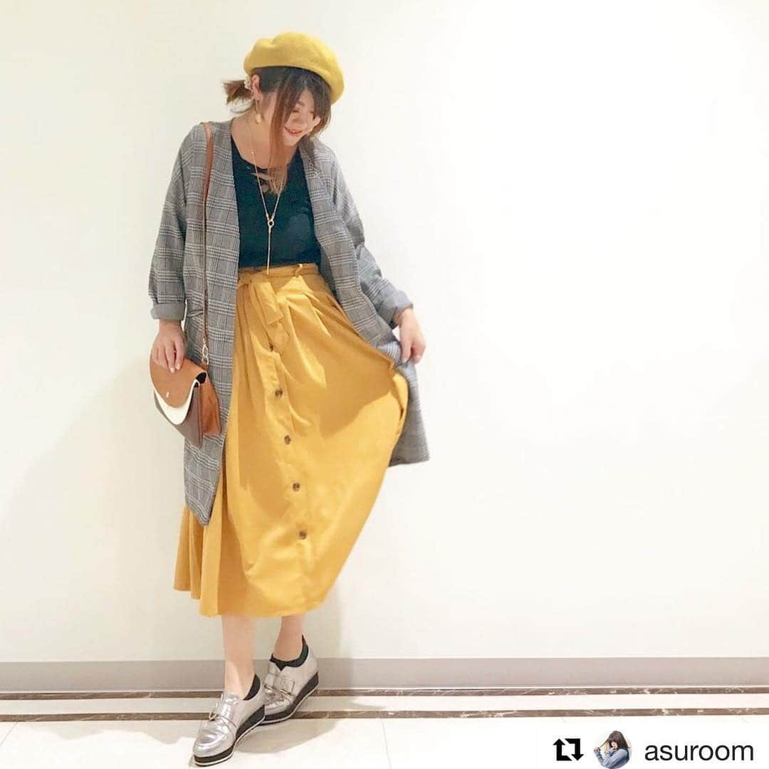 パシオスさんのインスタグラム写真 - (パシオスInstagram)「Repost @asuroom ・・・ #code ❤️ . .  この日のコーデは、全身#プチプラ な #パシオス(@paseos_official )コーデ🌸 . . 年間アンバサダーとして、 オシャレな新作入荷してないか、 常に目を光らせてまーす👁ｗ . . . #アウター はもちろん、 #帽子 や#バッグ 、#ネックレス まで入れて、 トータルでも8000円弱😱💕‼️ . .  なんという安さ😱💓 超ありがたい😆❤️ . . .  コーデは秋っぽい、 こっくりカラーをポイントに😌💓 . . 軽く羽織れる、 グレンチェックのコートは、 デニムとかに合わせると、 また雰囲気が変わって、 すごくかっこいいです☺️✌️ . .  着回し力が凄くてヘビロテ❤️ . . ▼パシオスアイテム詳細 ーーーーーーーー アウター 2900円 （品番4110669004) スカート 1900円 （品番4110751106) バッグ 1900円 （品番 3354116323)  ベレー帽 980円 （品番3355116266) ネックレス 300円 （品番3370117661) ーーーーーーーー . . .  他にもニットとか、 可愛い秋アイテムが めっちゃたくさんあったので、 見に行ってみてね☺️💓 . . . ※勝手に【#パシオスコーデ部 】はじめました❤w パシオス仲間の入部お待ちしてますっ☺❤← . . 【パシオス公式アカウント】 →(@paseos_official ) . . . #パシオスパトロール #パシパト#着回し#着回しコーデ#スカートコーデ#大人可愛い #パシオスコーデ #pr#プチプラコーデ #paseos#ママコーデ#ママ#ママファッション#mineby3mootd #ponte_fashion  #mamagirl#今日のコーデ#チビコーデ」10月7日 14時20分 - paseos_official