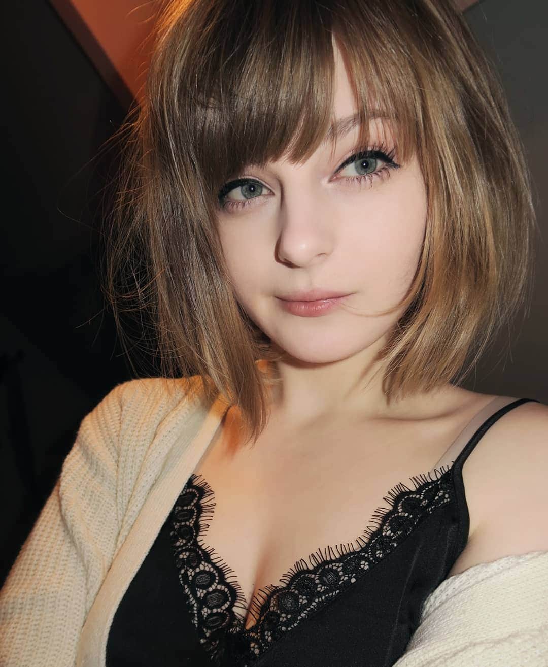 Ella Freyaのインスタグラム：「You stood in the dark, now it's time for a change. I gave you a chance, but you're still the same.」